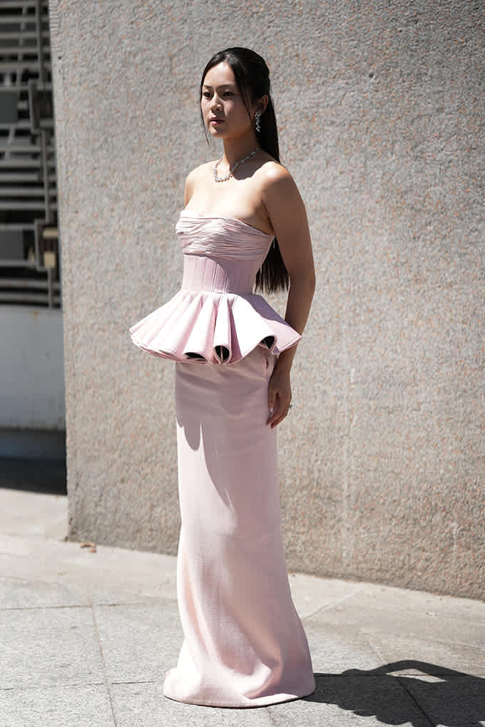 Frau in rosa Peplum-Oberteil mit langem Rockteil