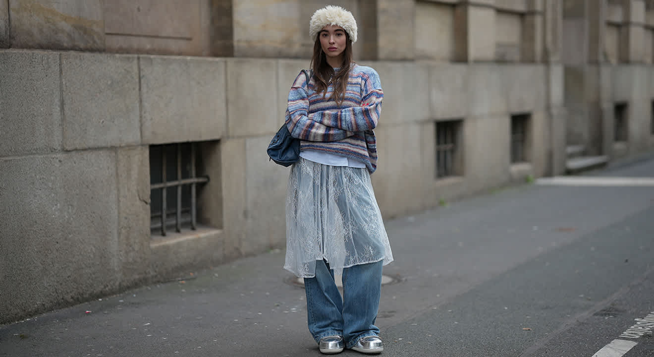 Frau in blauem Denim-Layering-Look am Straßenrand