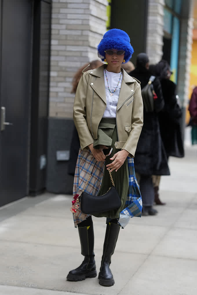 ook mit beiger Bikerjacke, khakifarbenem Wickelrock und schwarzen Chunky Boots