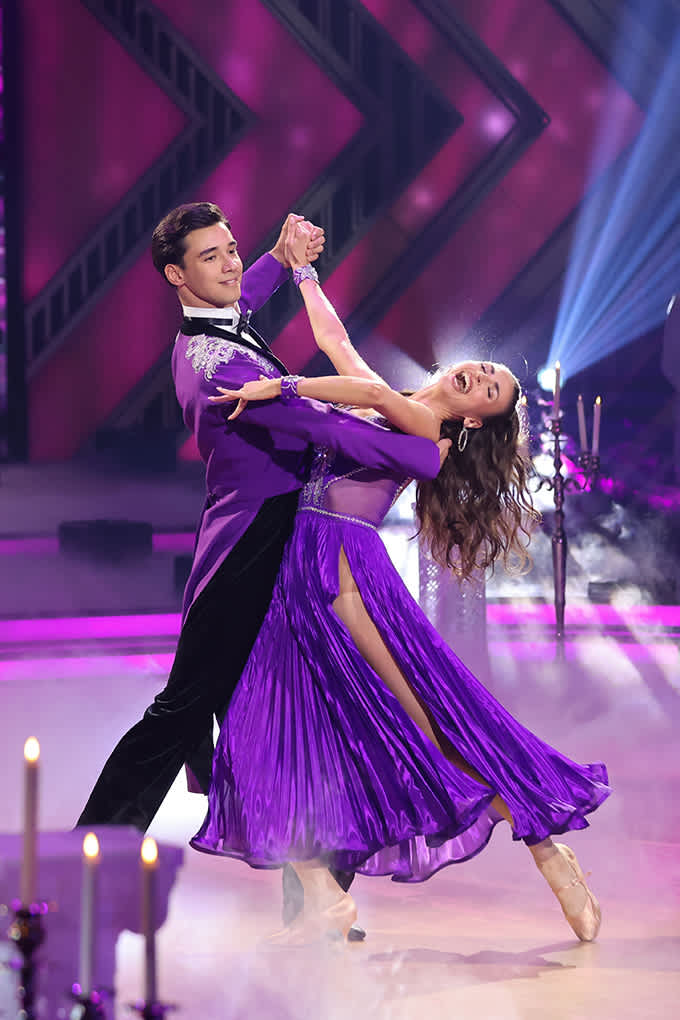 Ekaterina Leonova beim Tanzen in violetten Kostümen, auf beleuchteter Showbühne