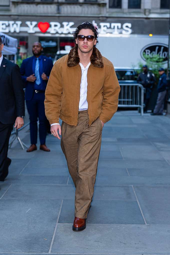 Belmont Cameli in Streetstyle-Look mit cognacfarbener Jacke, Cordhose und Lederschuhen