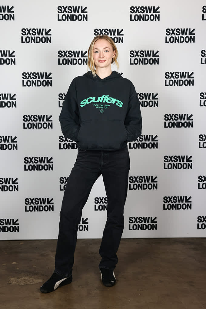 Sophie Turner in schwarzem Hoodie, mit passenden Jeans, auf SXSW-Event in London