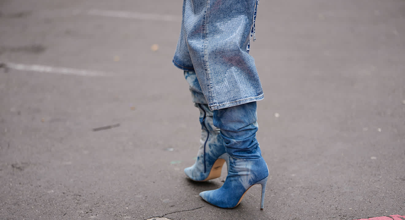 Blaue Stiefel im Tie Dye Look zu blauer Jeans