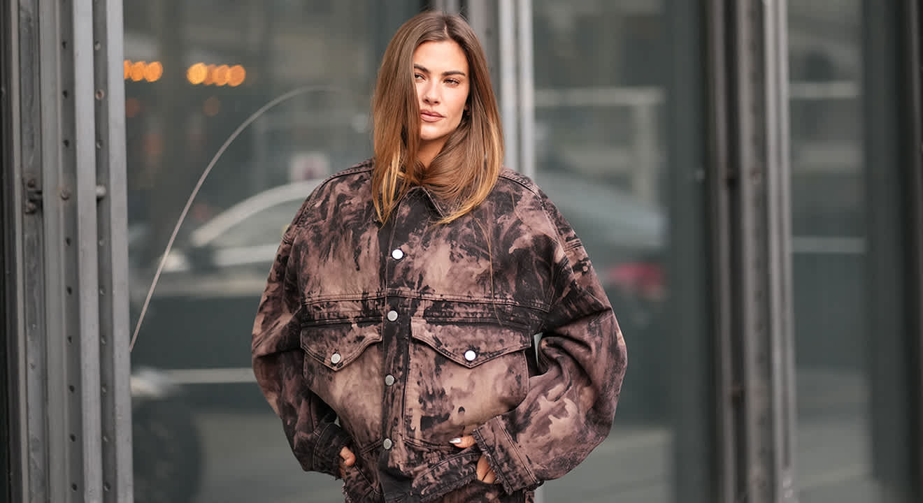 Frau trägt oversize Jacke mit Batik-Muster