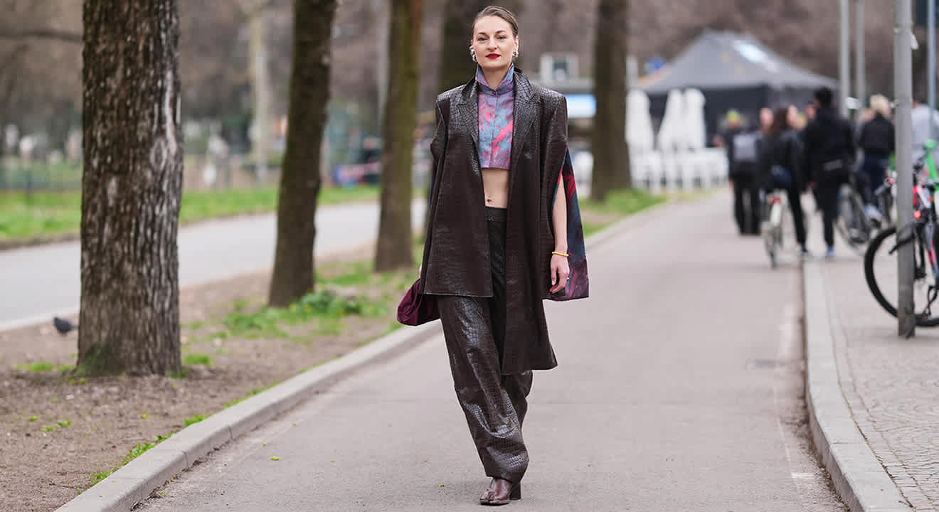 Frau in ruhigem braunen Outfit mit Tie Dye Shirt als Standout-Piece