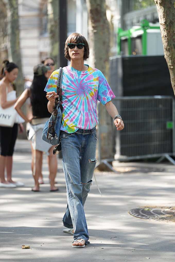 Mann trägt fetziges Batik-Shirt in bunten Farben