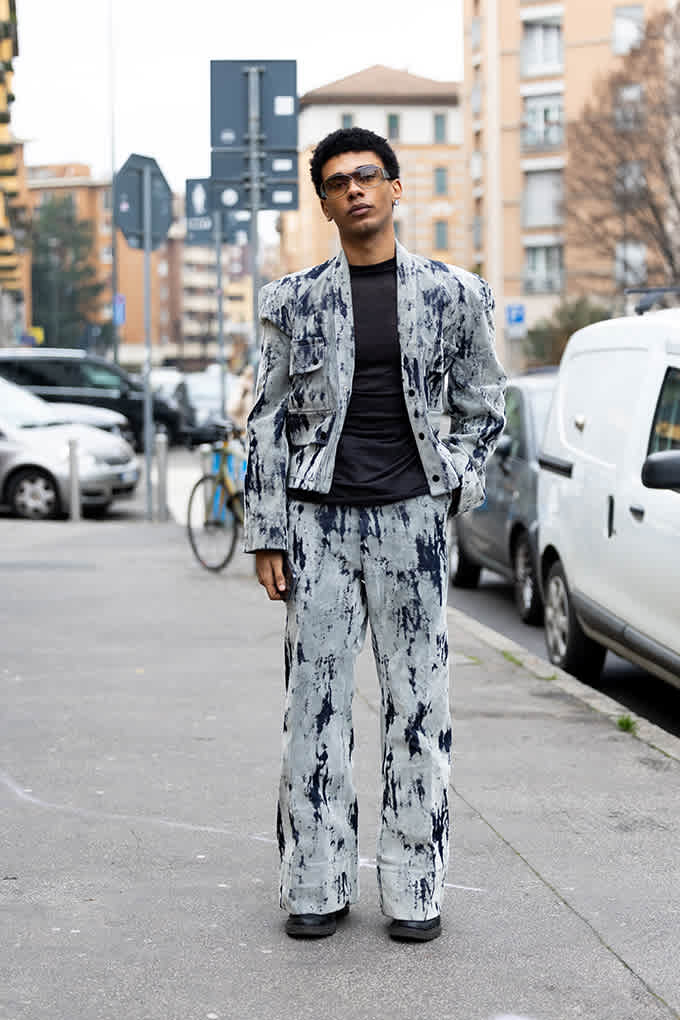 Mann in einem schwarz-weißen Tie-Dye-Anzug mit unregelmäßigem Muster