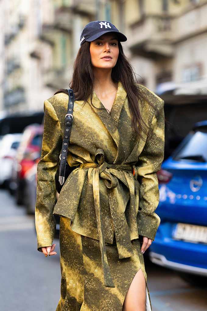 Frau in einem olivgrün-goldenen Tie-Dye-Zweiteiler mit rauchigem, unregelmäßigem Muster