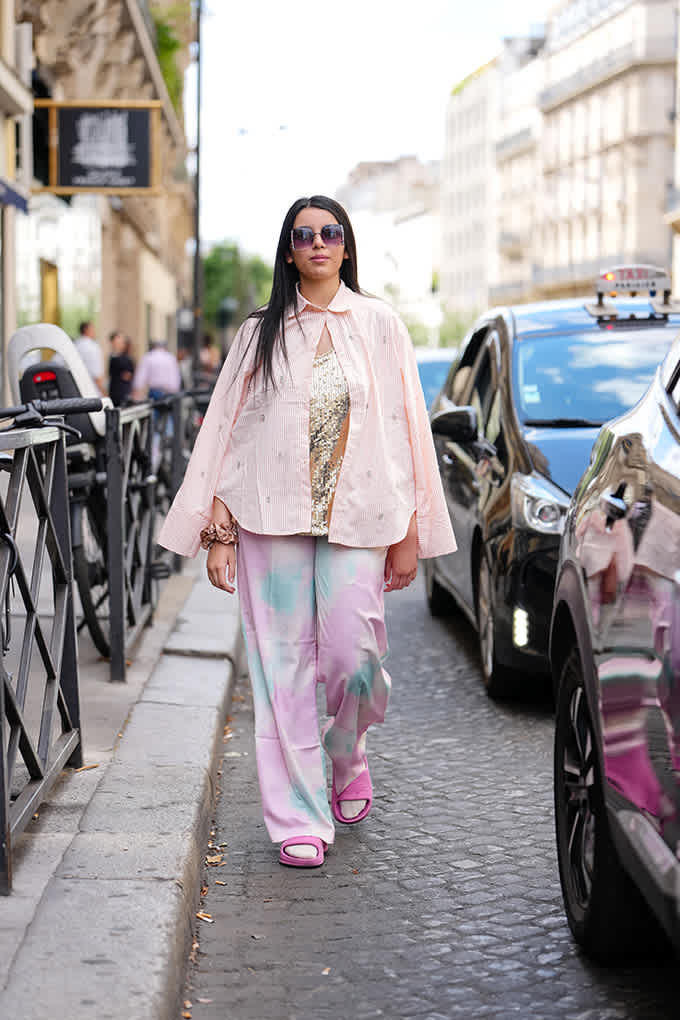Frau trägt Pastel-Outfit mit Tie Dye Hose als Center Piece