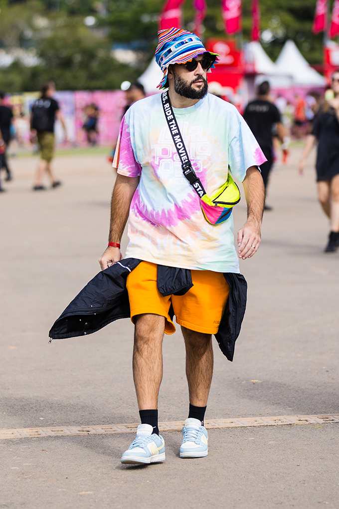 Mann trägt Festival-Outfit mit klassischem Tie Dye Shirt