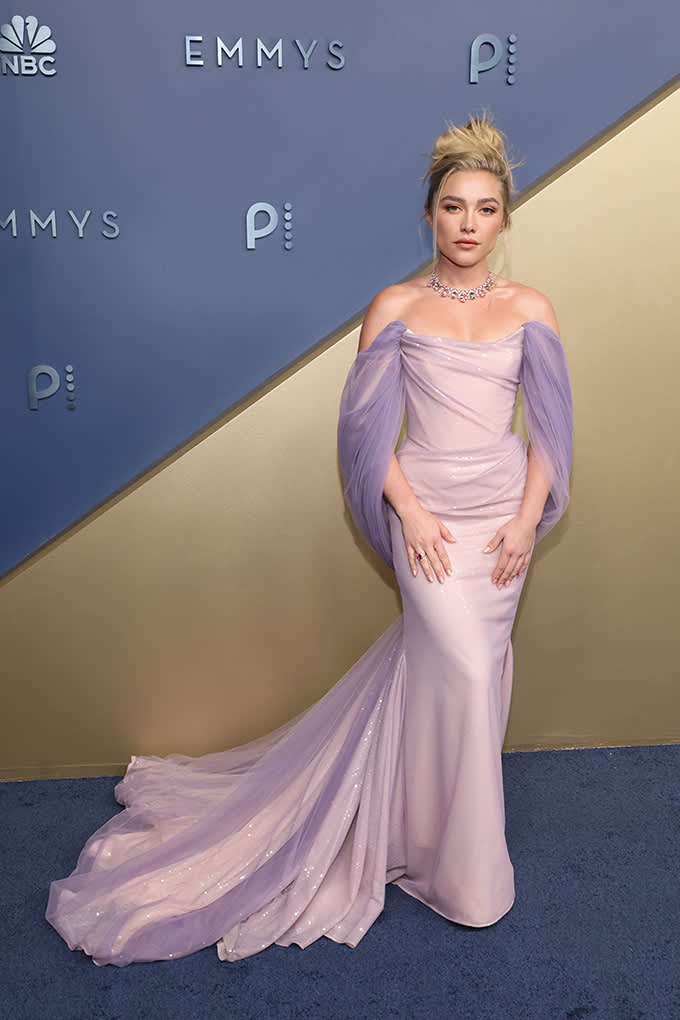 Florence Pugh posiert bei den Emmys in einem lavendelfarbenen Kleid mit langer Schleppe