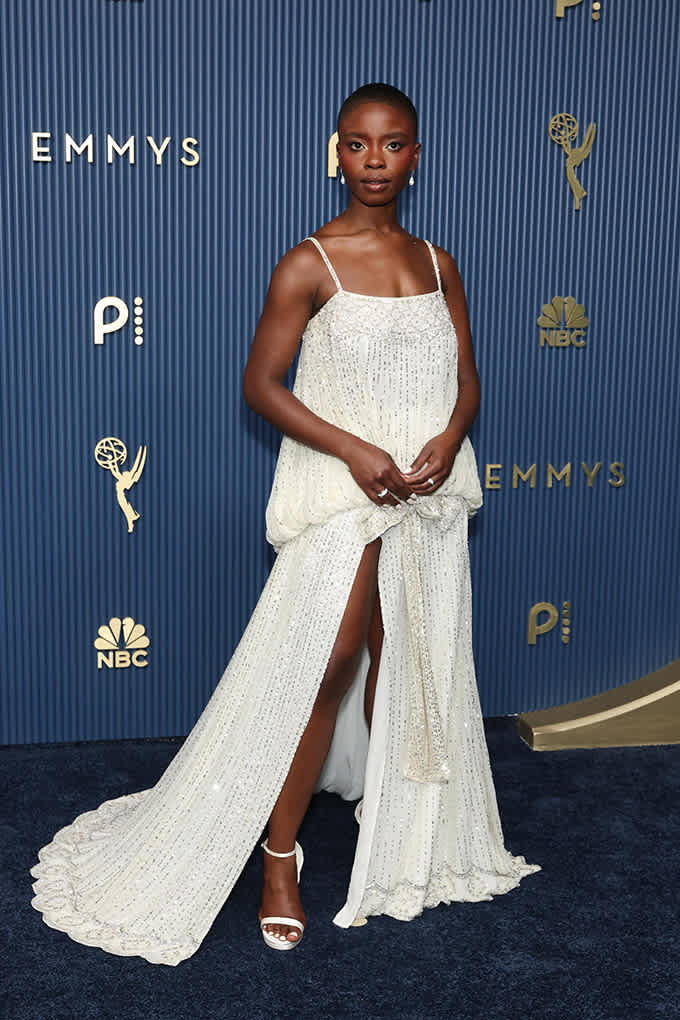 Joy Sunday in einem weißen, perlenbestickten Dior-Kleid im Stil der 1920er-Jahre auf dem roten Teppich der Emmys