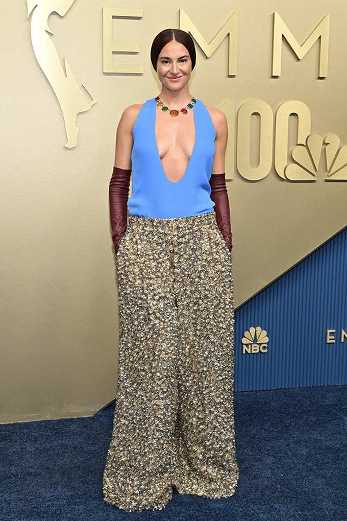 Shailene Woodley in einem blauen Couture-Top, funkelnder weiter Hose und langen Handschuhen auf dem Emmy-Teppich