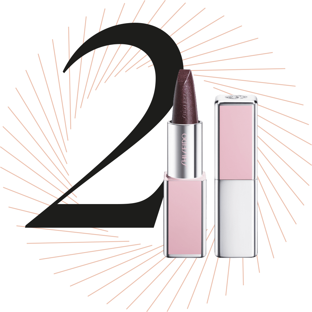 Schwarze Nummer 2 mit zwei rosé-silbernen Lippenstiften in dunklen Beerentönen vor einem strahlenförmigen Hintergrund