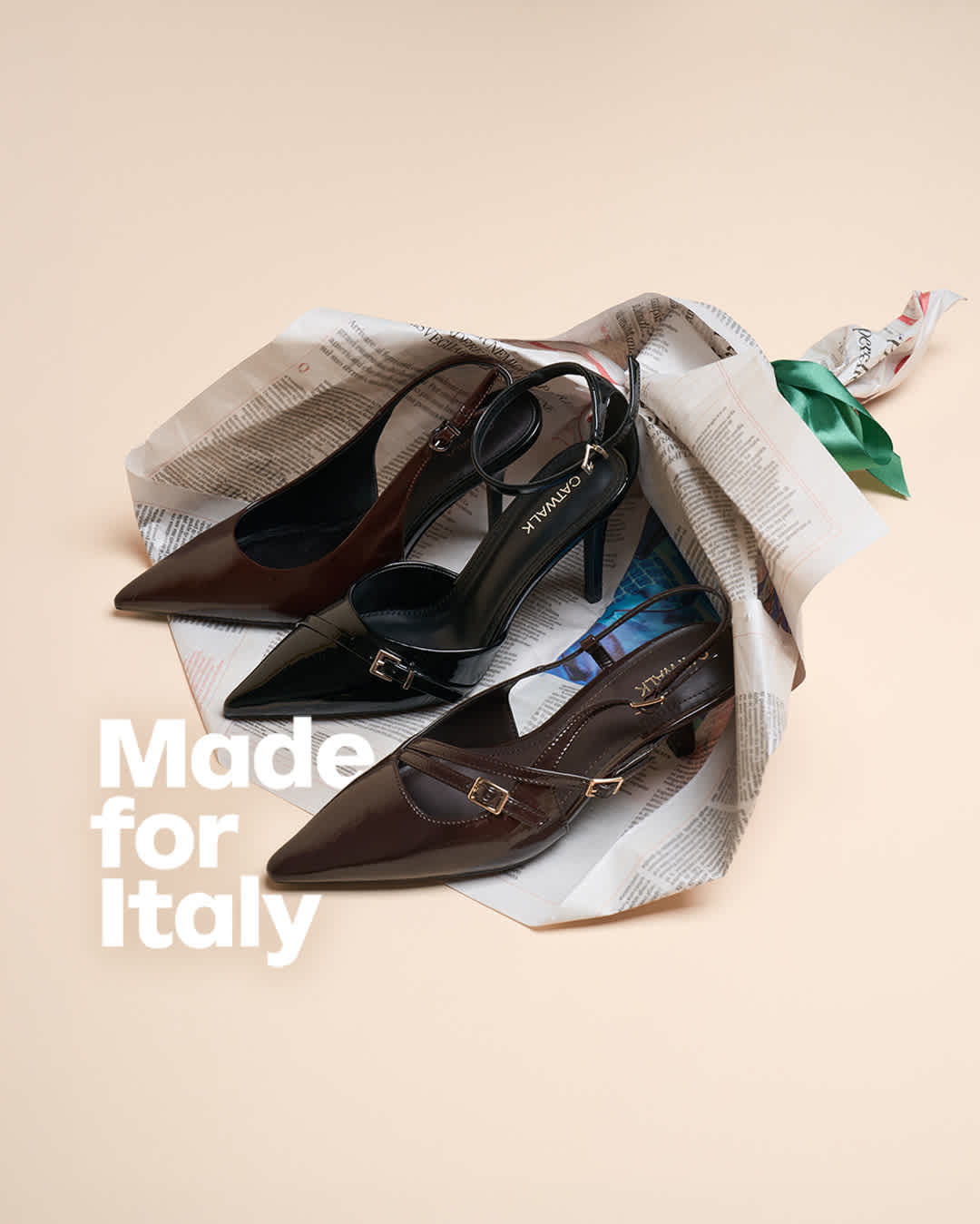 Slingback a punta in nero e marrone con cinturino e fibbia, disposte su carta di giornale italiana