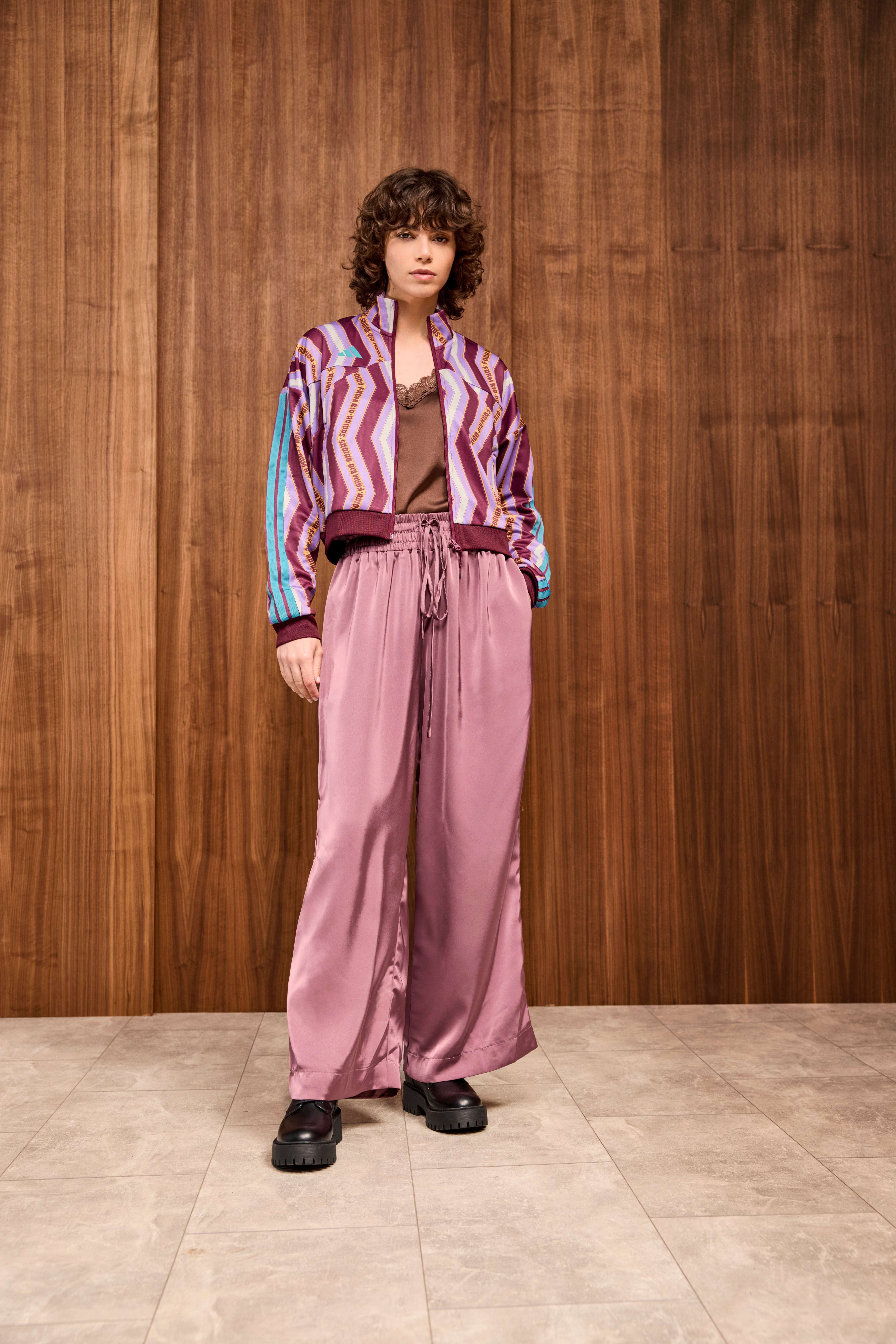 Frau in lässigem Satin-Look in Lila-Metallic