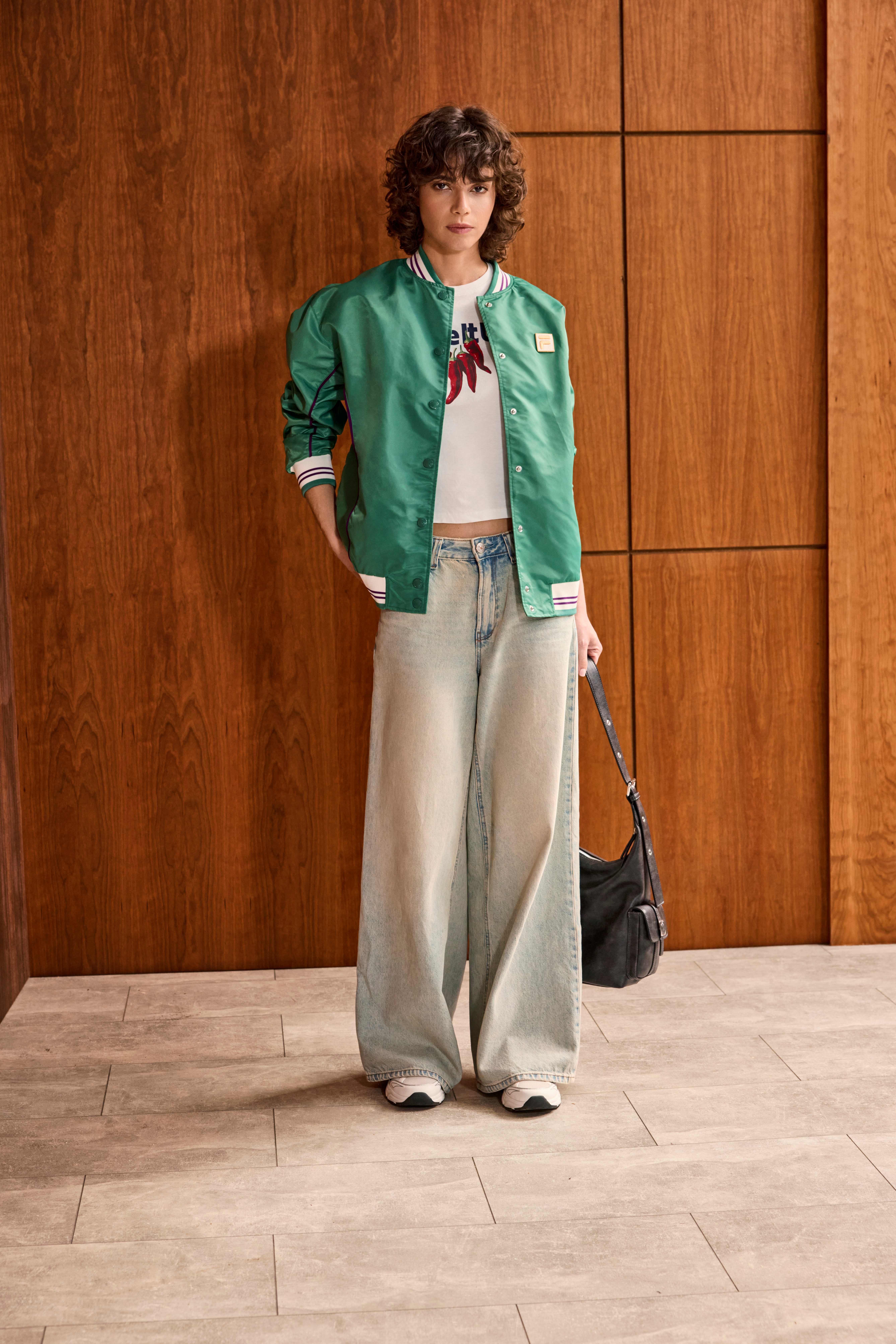 Frau mit grüner College-Jacke und grauen Baggy Jeans
