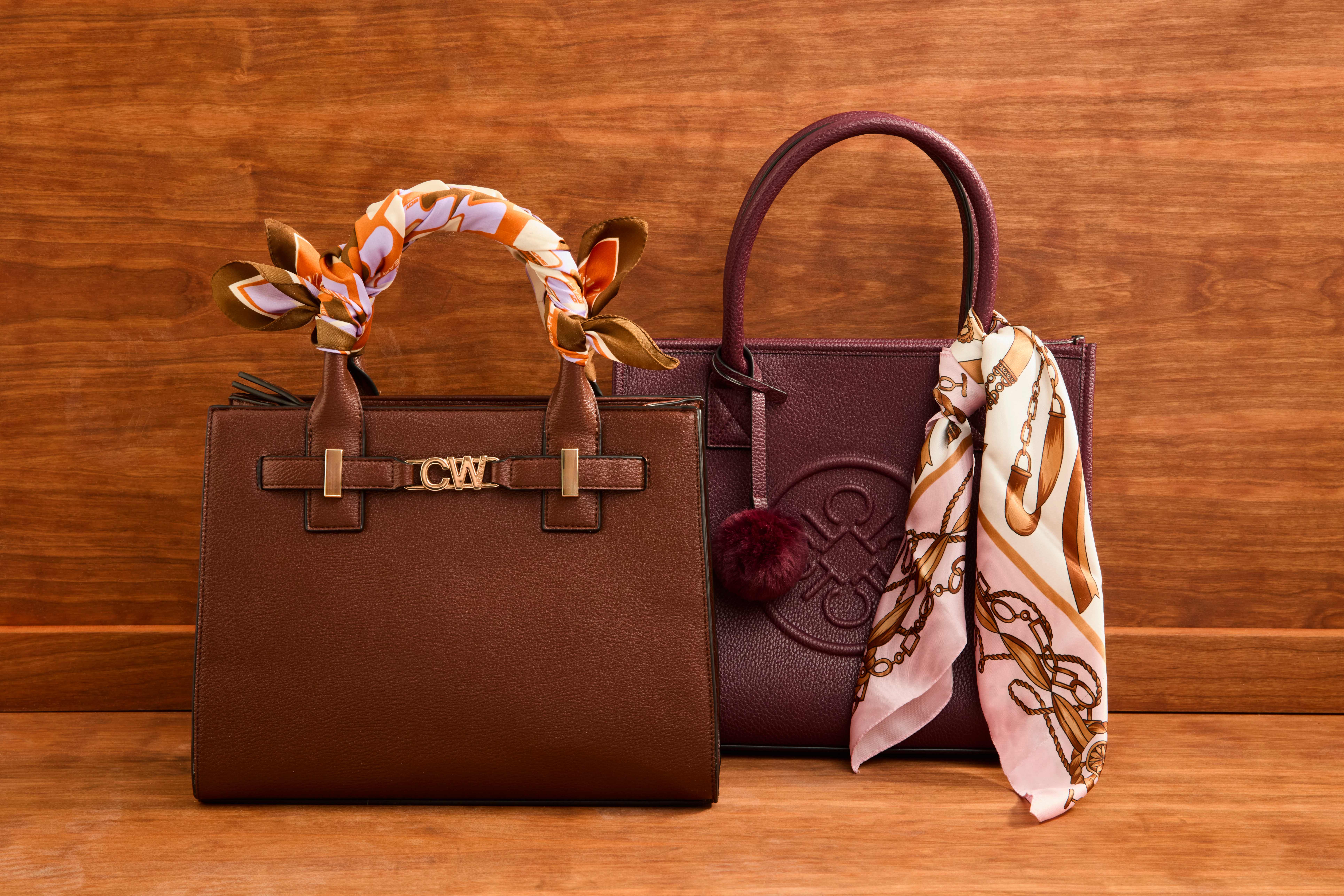 Borsa marrone e rosso scuro, entrambe con foulard di seta annodati ai manici