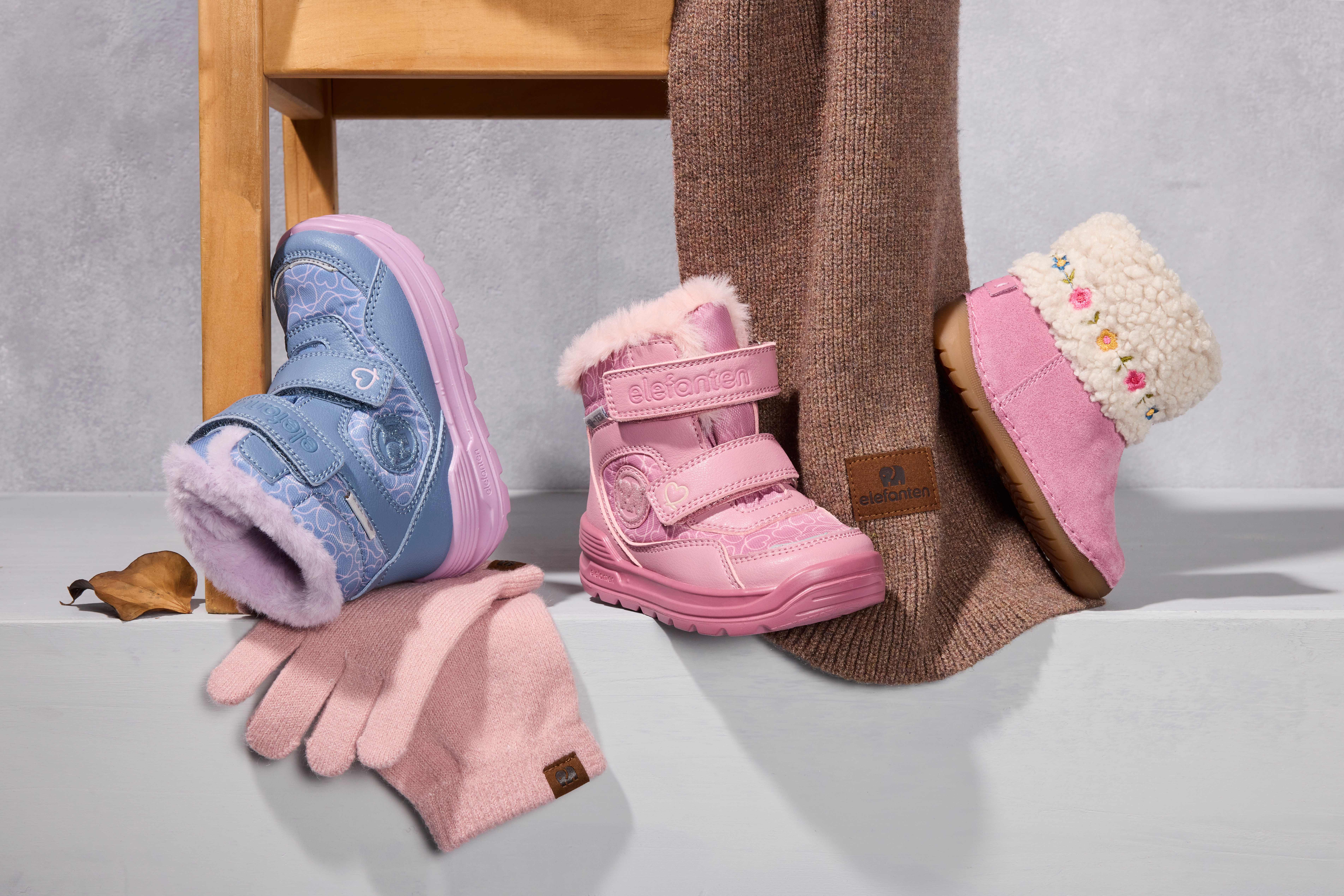 Verschiedene bunte Kinderschuhe für den Winter in rosa und blau