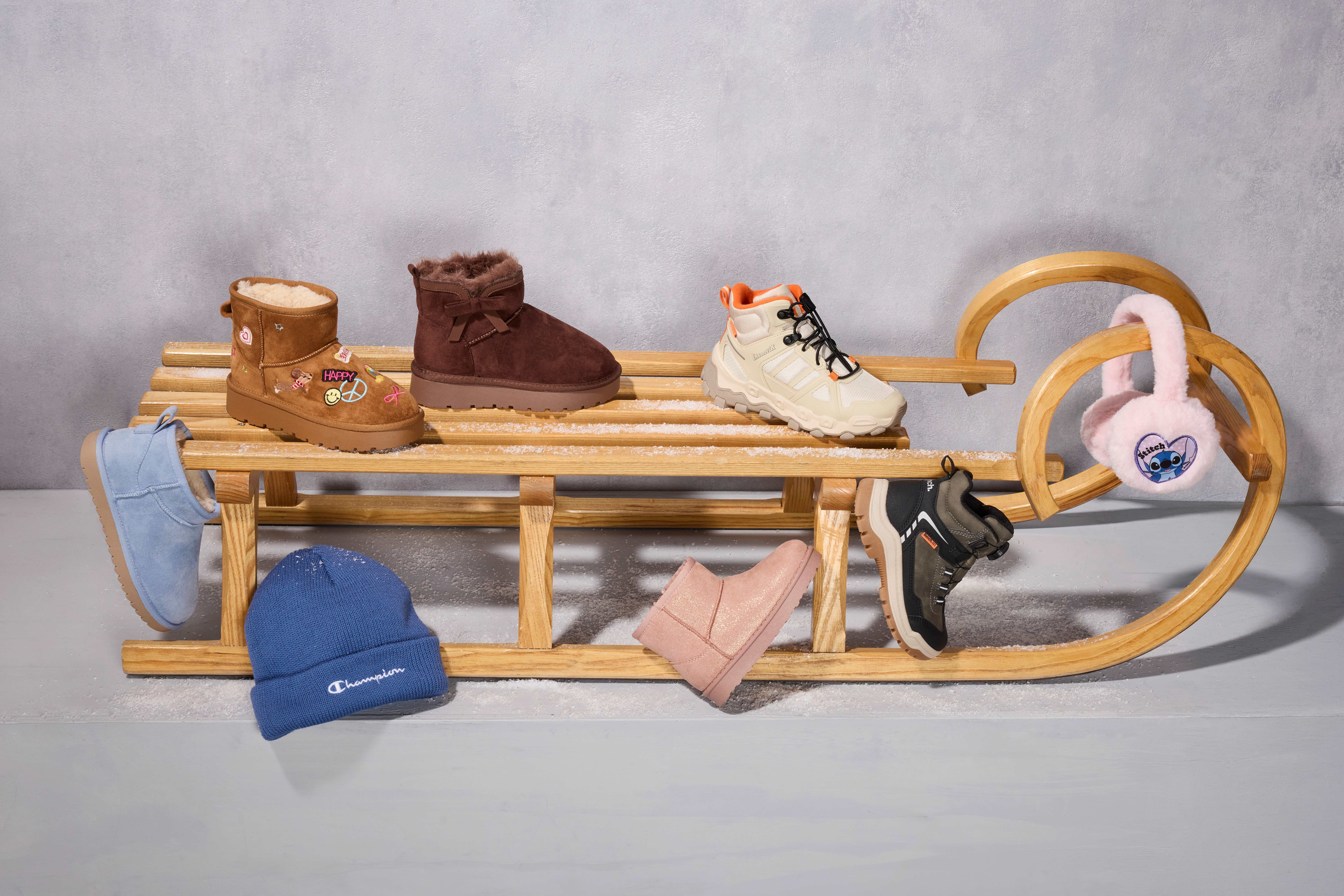 Schlitten mit vielen bunten Kinderschuhen für den Winter