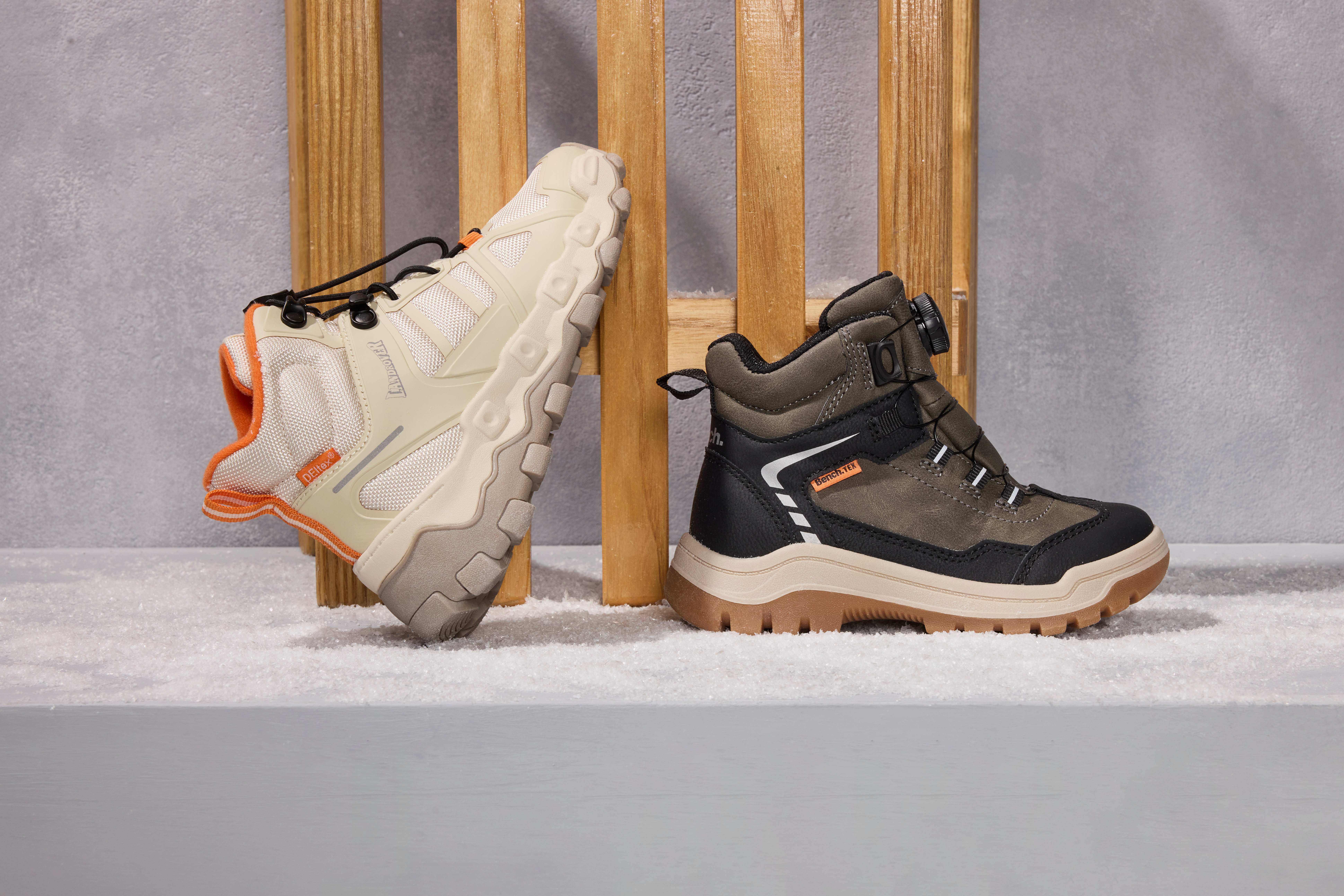 Zwei Winterschuhe für Kinder aus wetterfestem Material