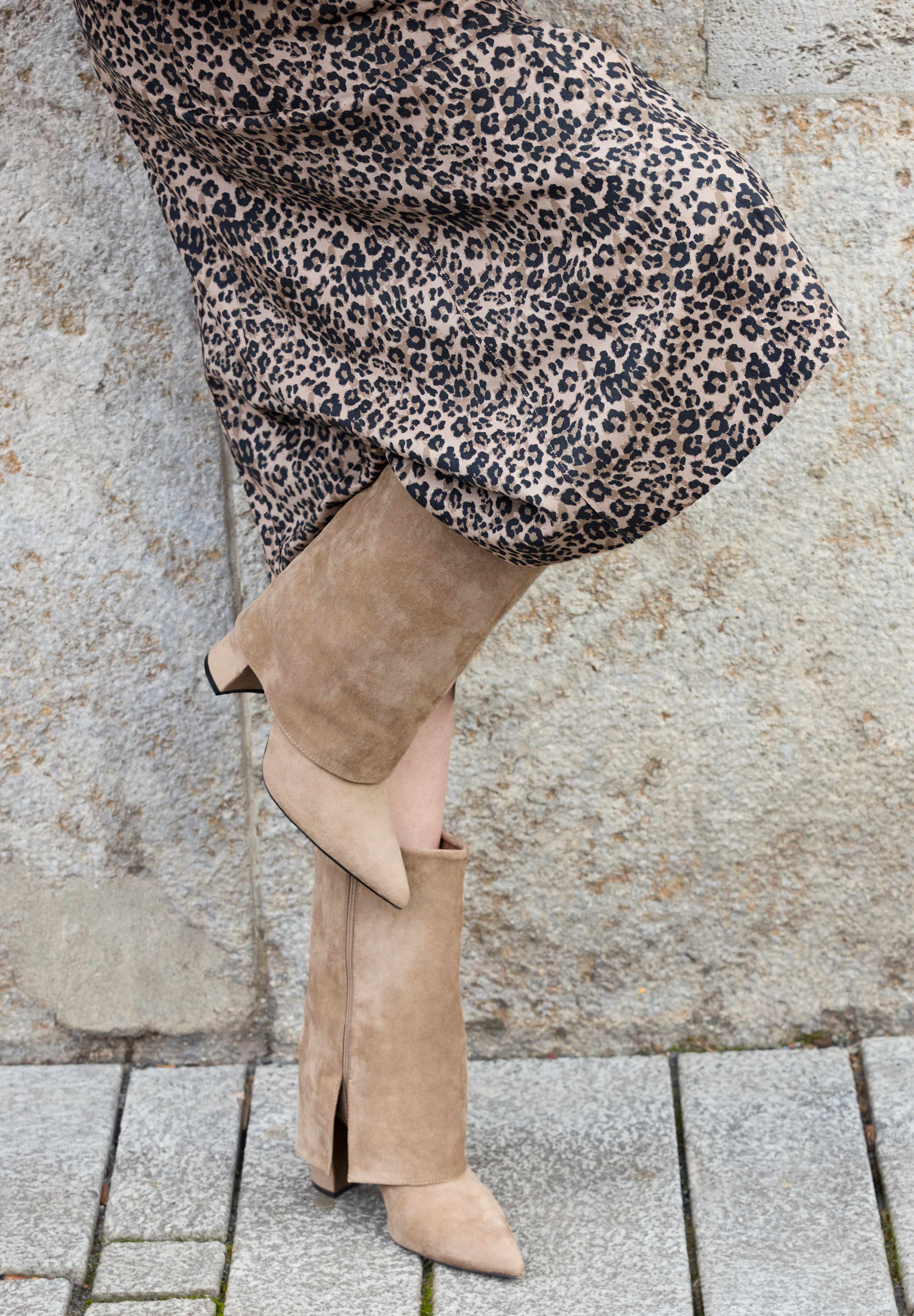 Beige Shark Boots mit spitzer Zehenpartie unter einem Leopardenkleid