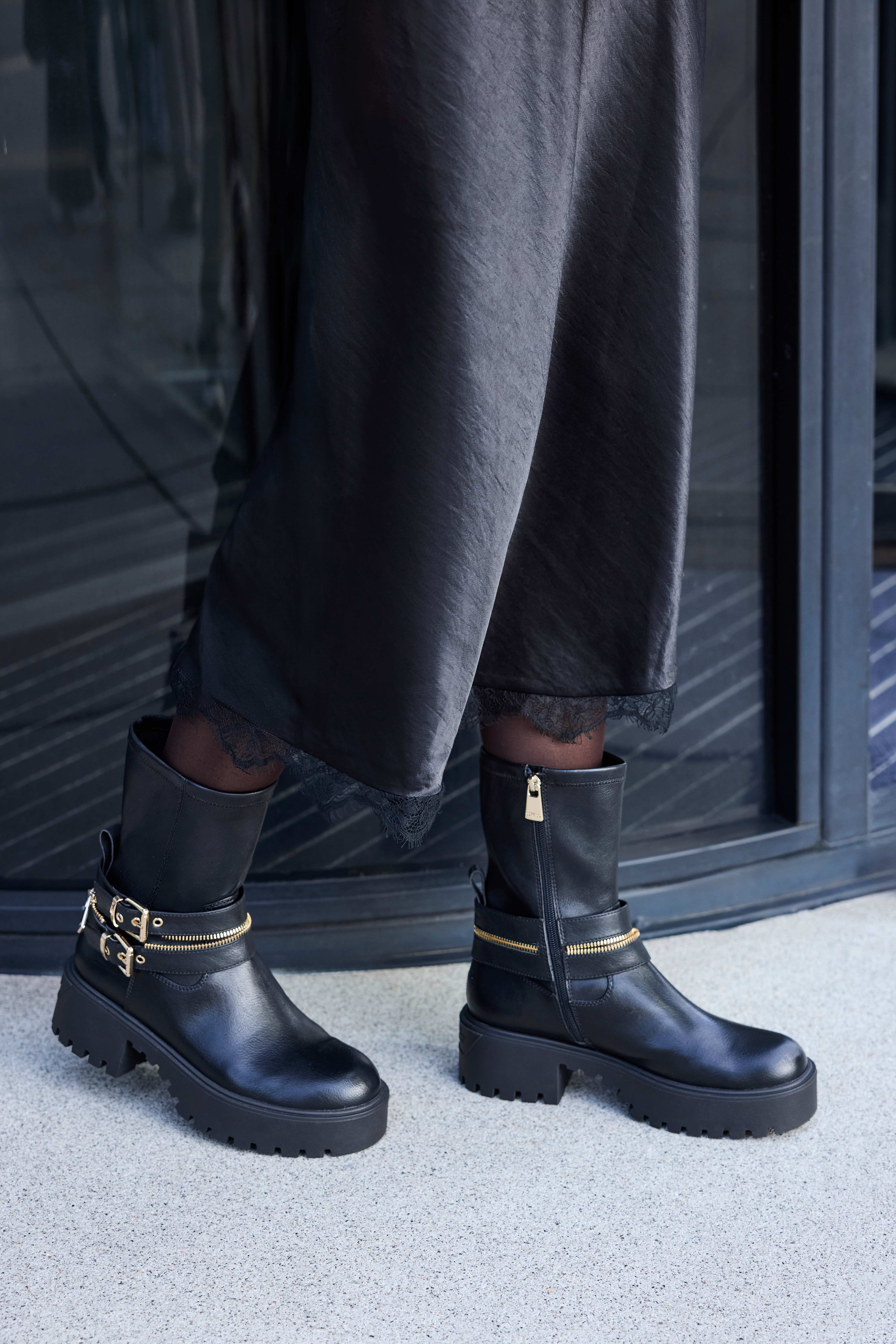 Rebel Boots aus Leder-Optik in dunklen Tönen mit goldenen Accessoires