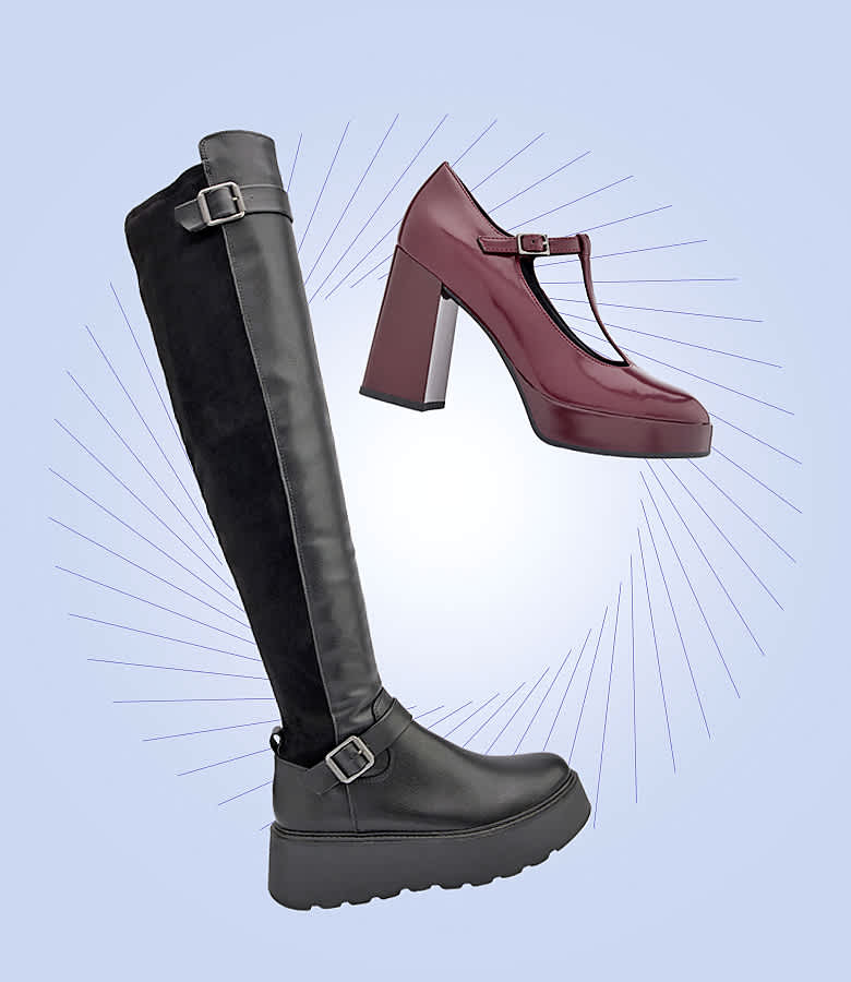 Schwarzer kniehoher Stiefel mit Schnalle und roter Mary-Jane-Pumps als Freisteller, auf hellblauem Hintergrund