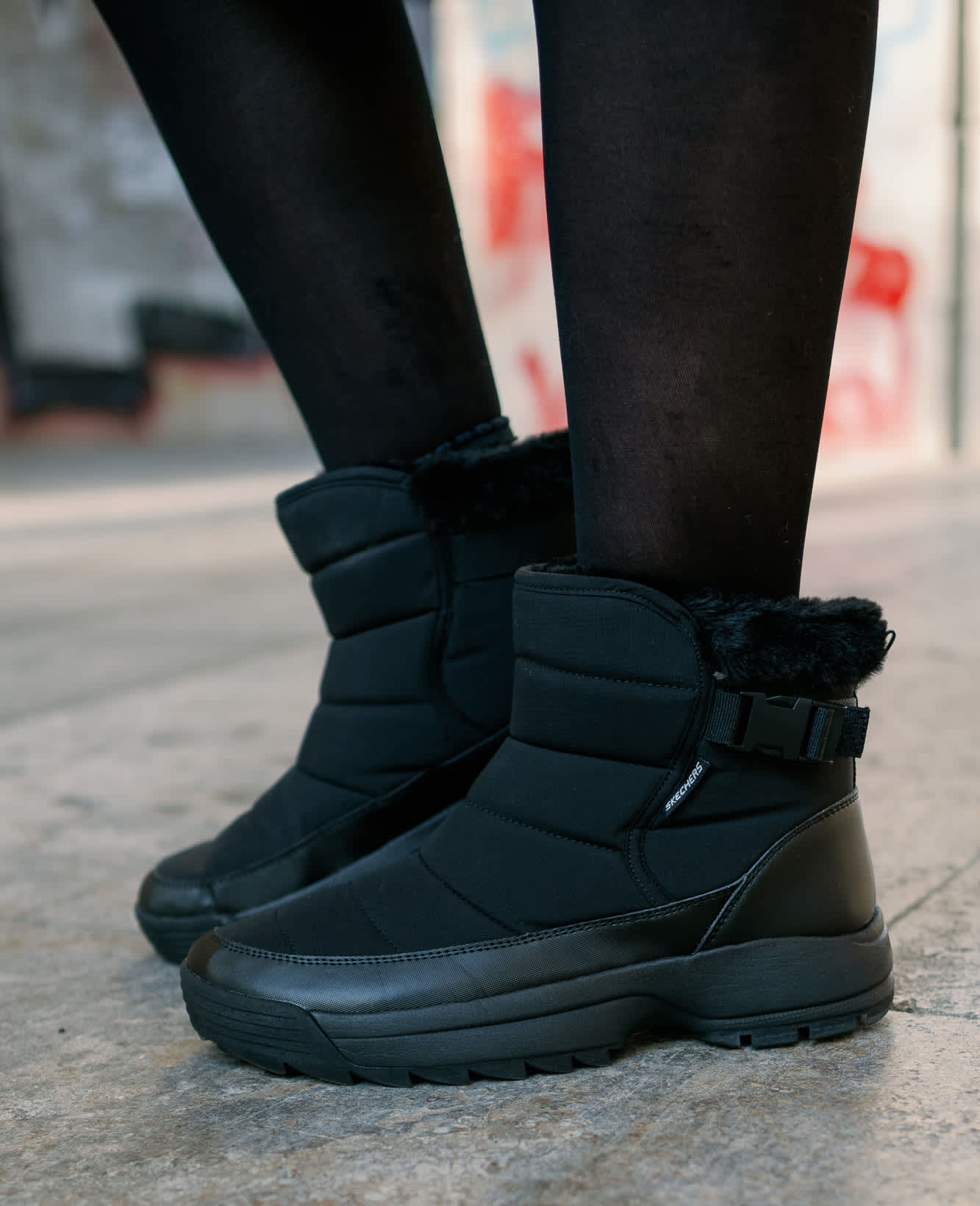 Nahaufnahme schwarzer Boots von Skechers aus der Reihe "Beyond Fresh" 