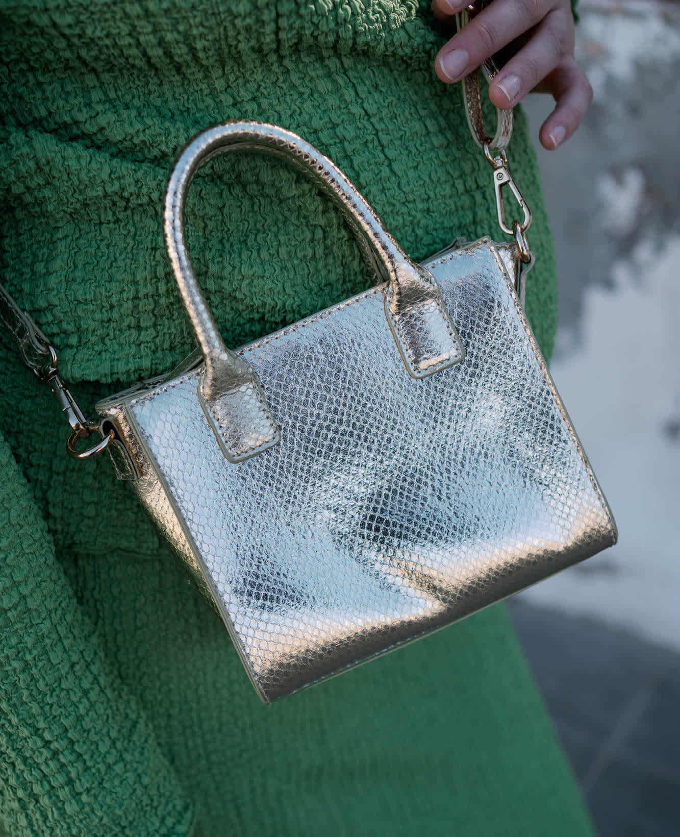 Nahaufnahme einer Glitzer-Handtasche der Marke Catwalk