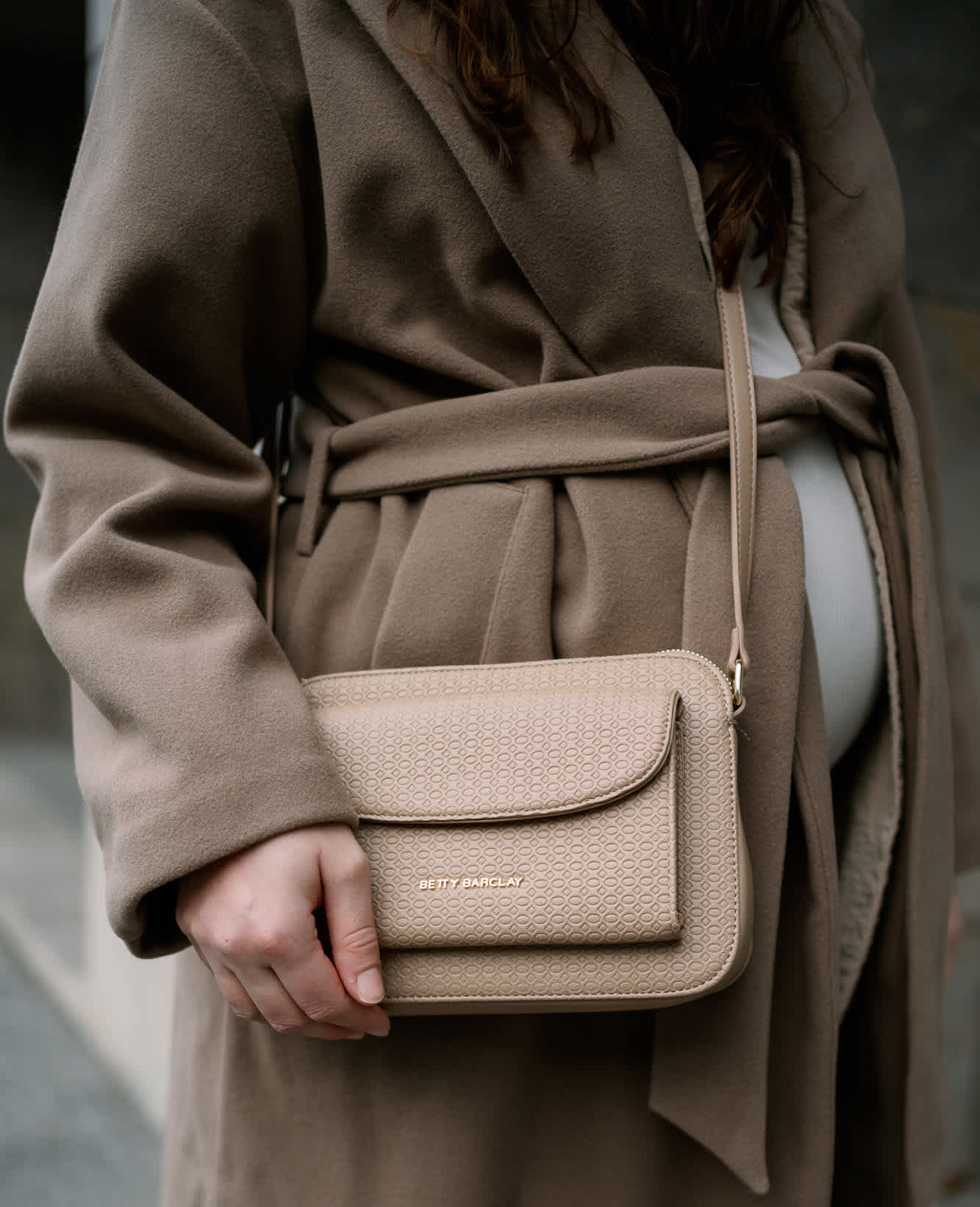 Nahaufnahme einer Frau, die eine elegante Betty Barclay-Tasche trägt