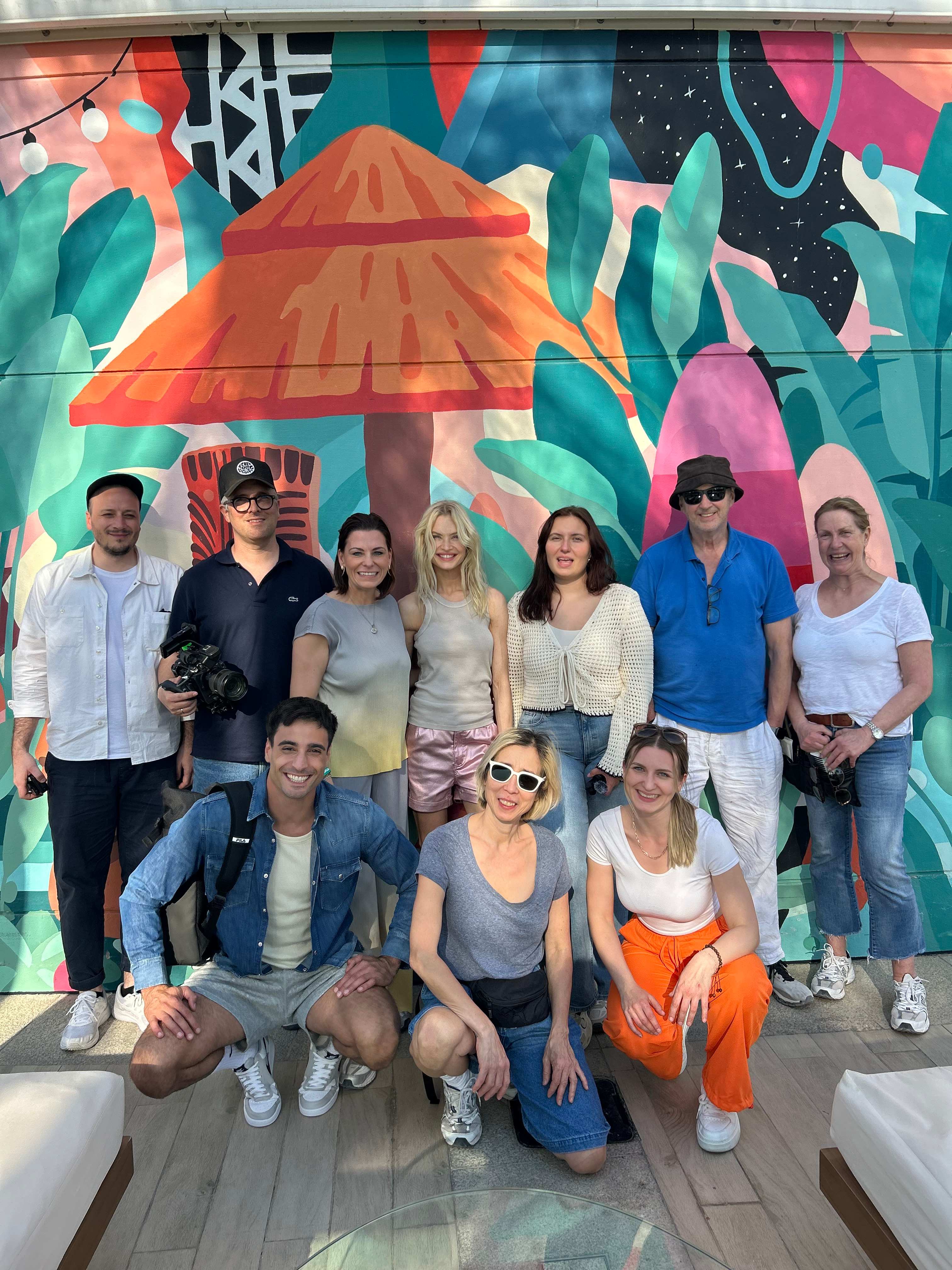 Gruppenbild mit allen Team-Mitgliedern für das Shoe Fashion-Photoshooting Summer 2025