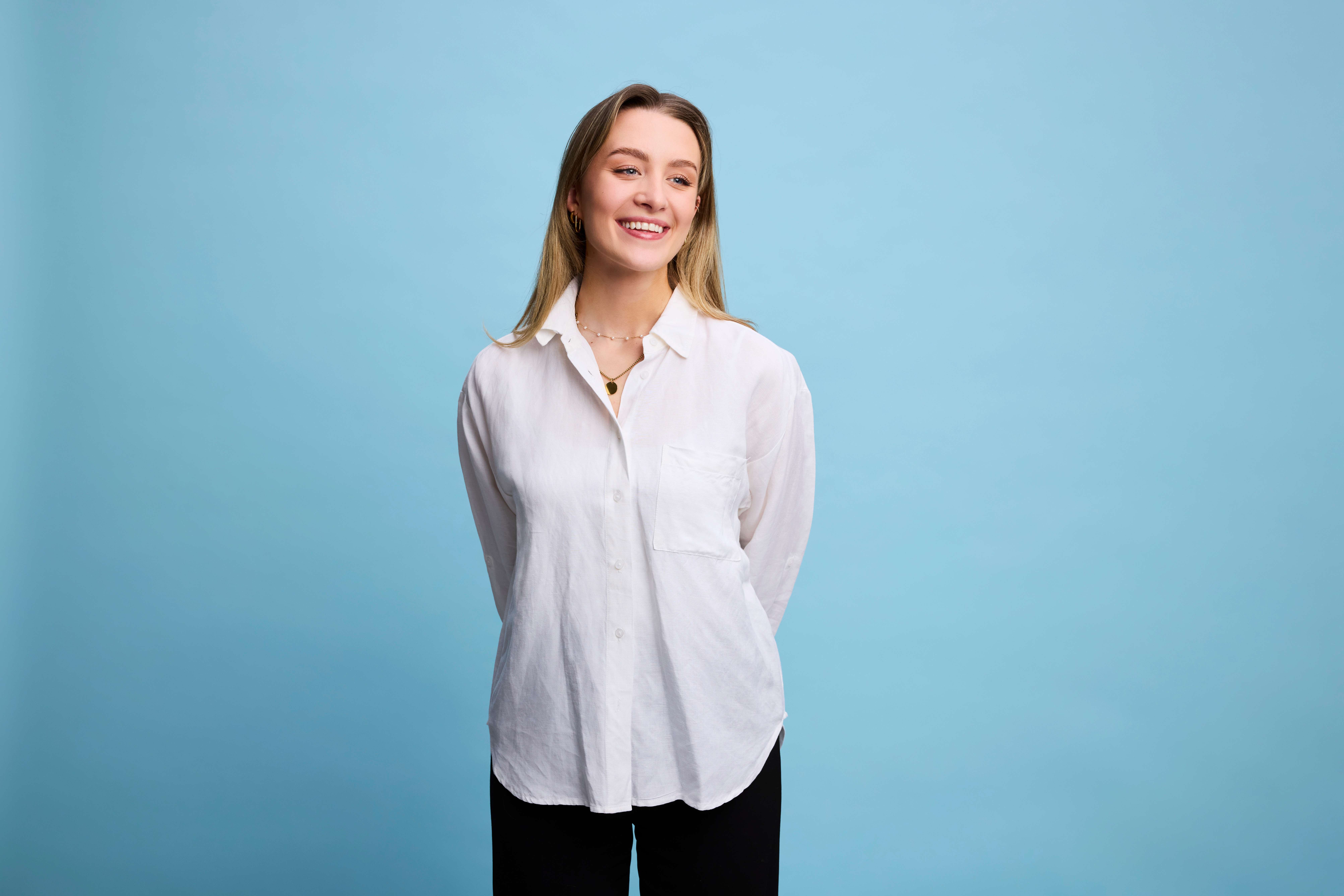 Donna con una camicia bianca di lino leggero