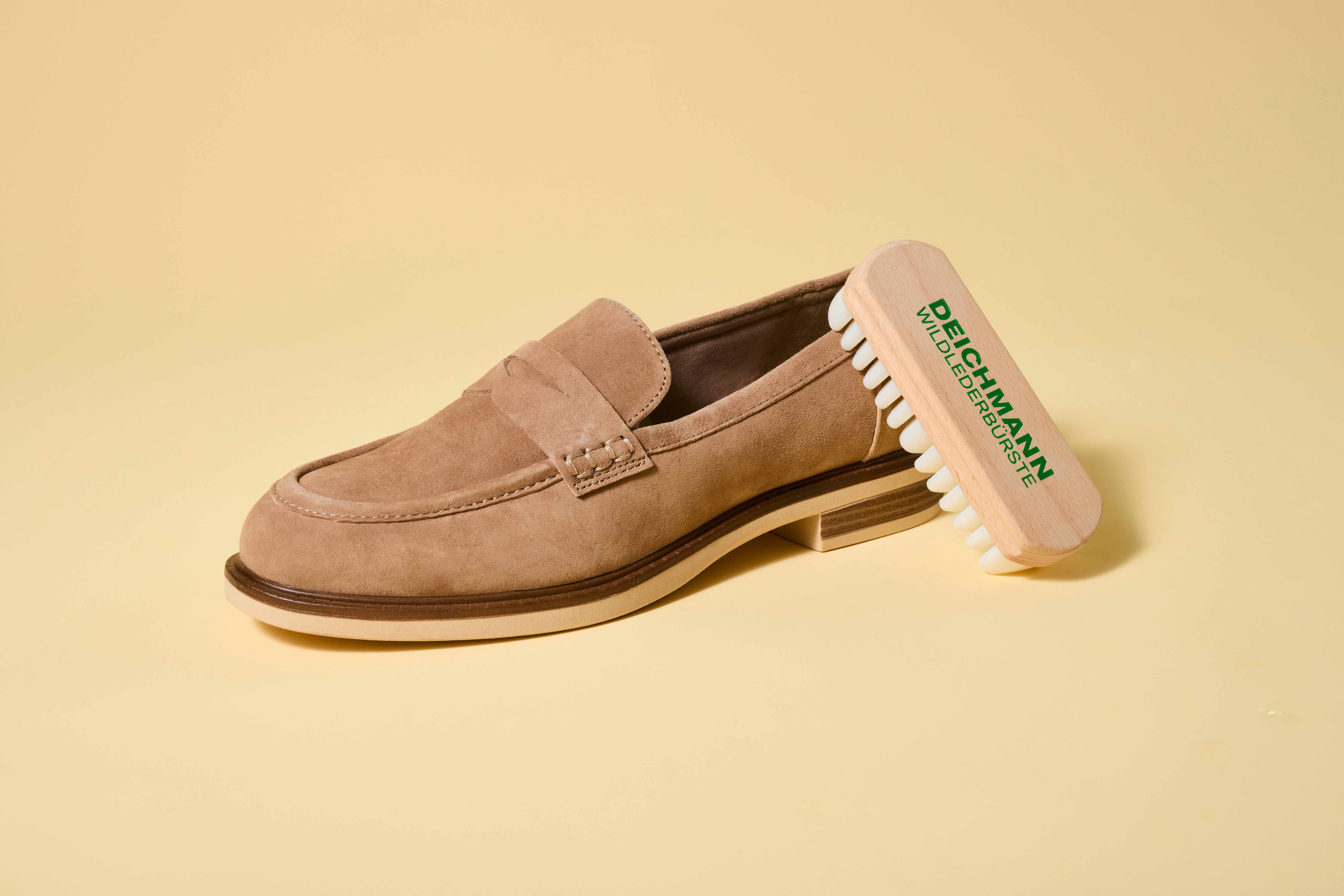 Braune Wildlederschuhe mit Bürste zur Reinigung