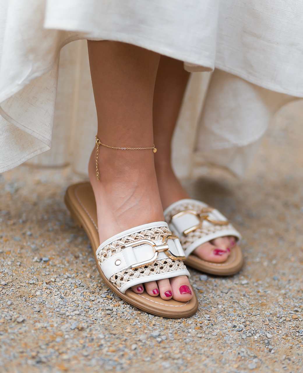 Frau trägt bequeme weiße Pantoletten im Coachella Style