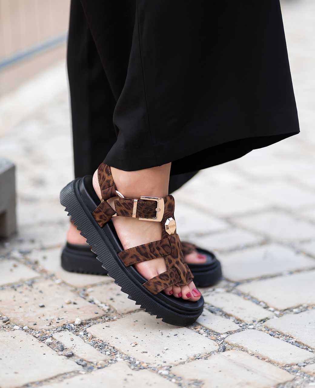 Frau mit Chunky Sandalen für den Y2K-Festival Look