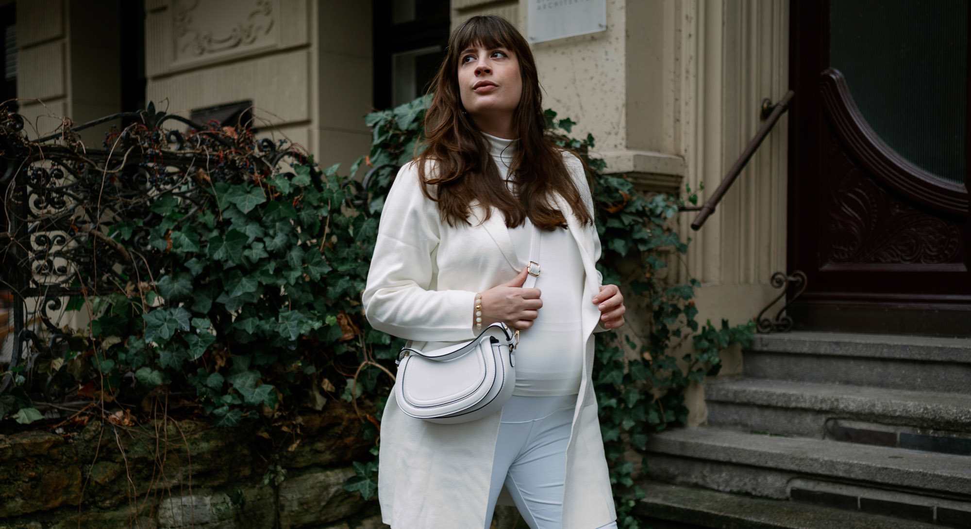 Frau in einem vollständig weißen Outfit für einen All-White Look