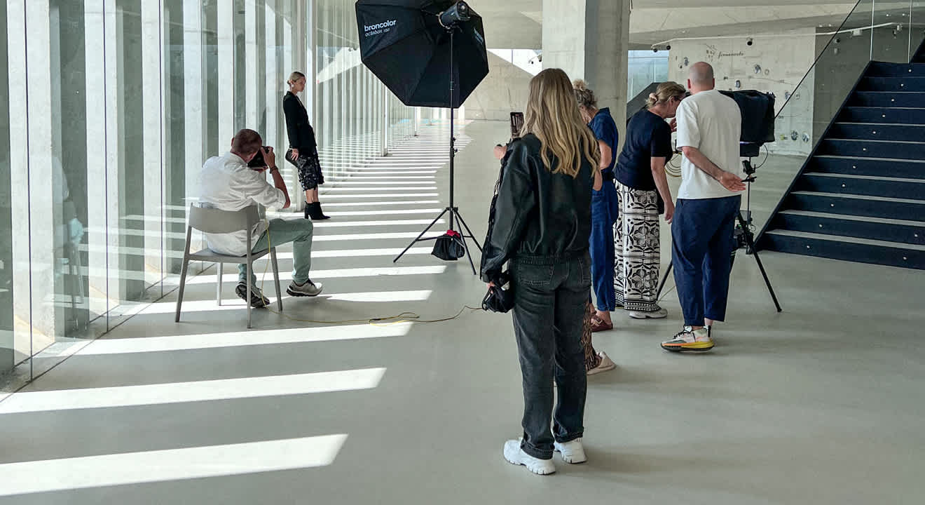 Mehrere Mitglieder des Shoe Fashion-Teams beim Fotoshooting für die Ausgabe Herbst / Winter 2025