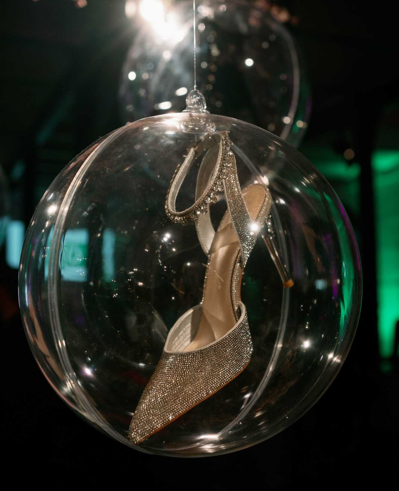 Glitzernder Miniatur-High Heel in Glaskugel