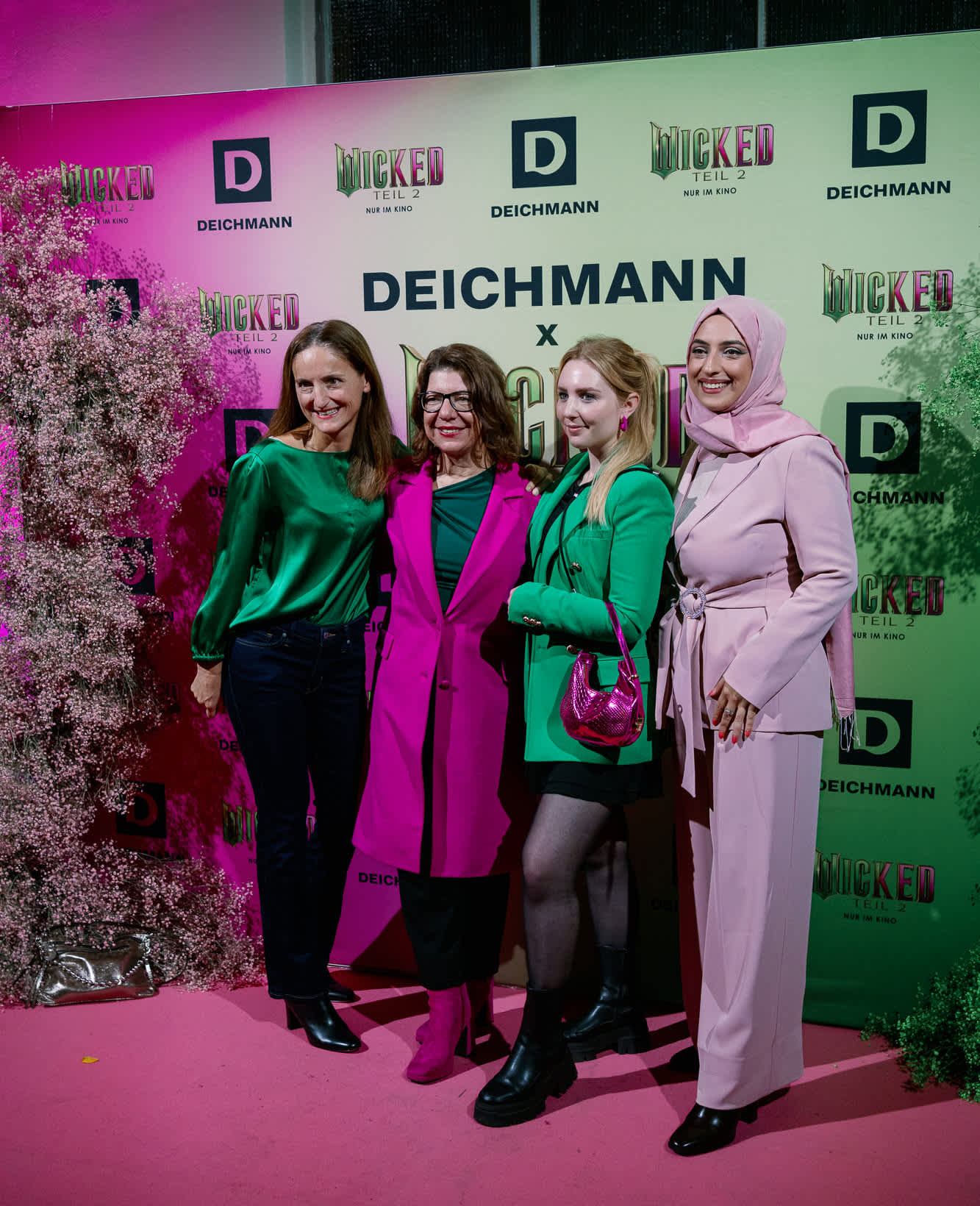 Gruppenfoto von vier Frauen auf dem Deichmann x Wicked-Event 2025