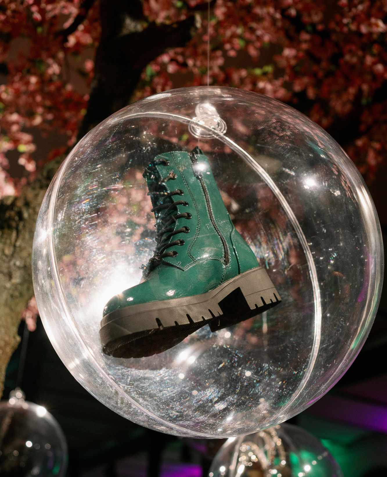 Ornament im Weihnachtskugel-Stil, dunkelgrüner Boot in Glaskugel
