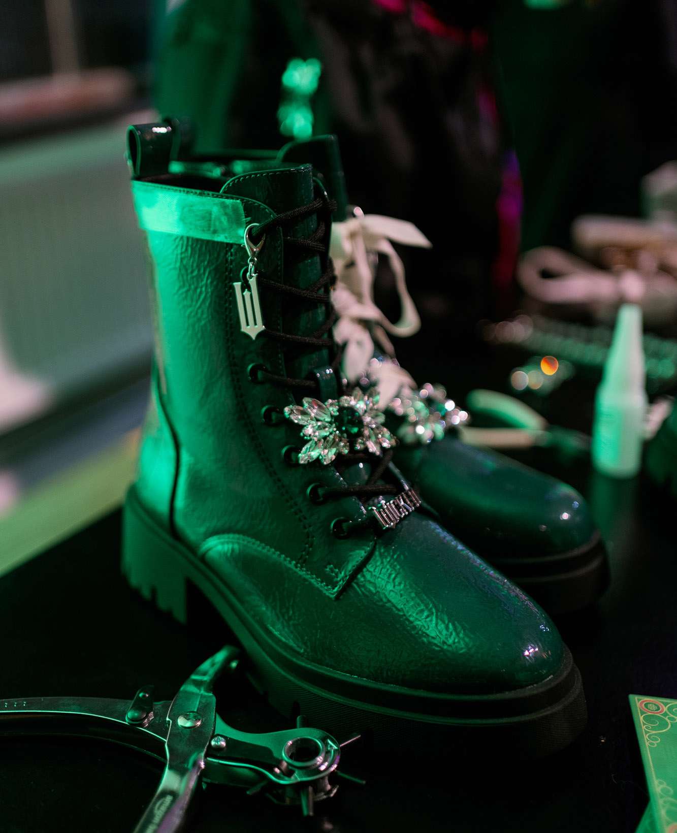 Boot der Deichmann x Wicked-Kollektion, in giftgrünem Licht angestrahlt