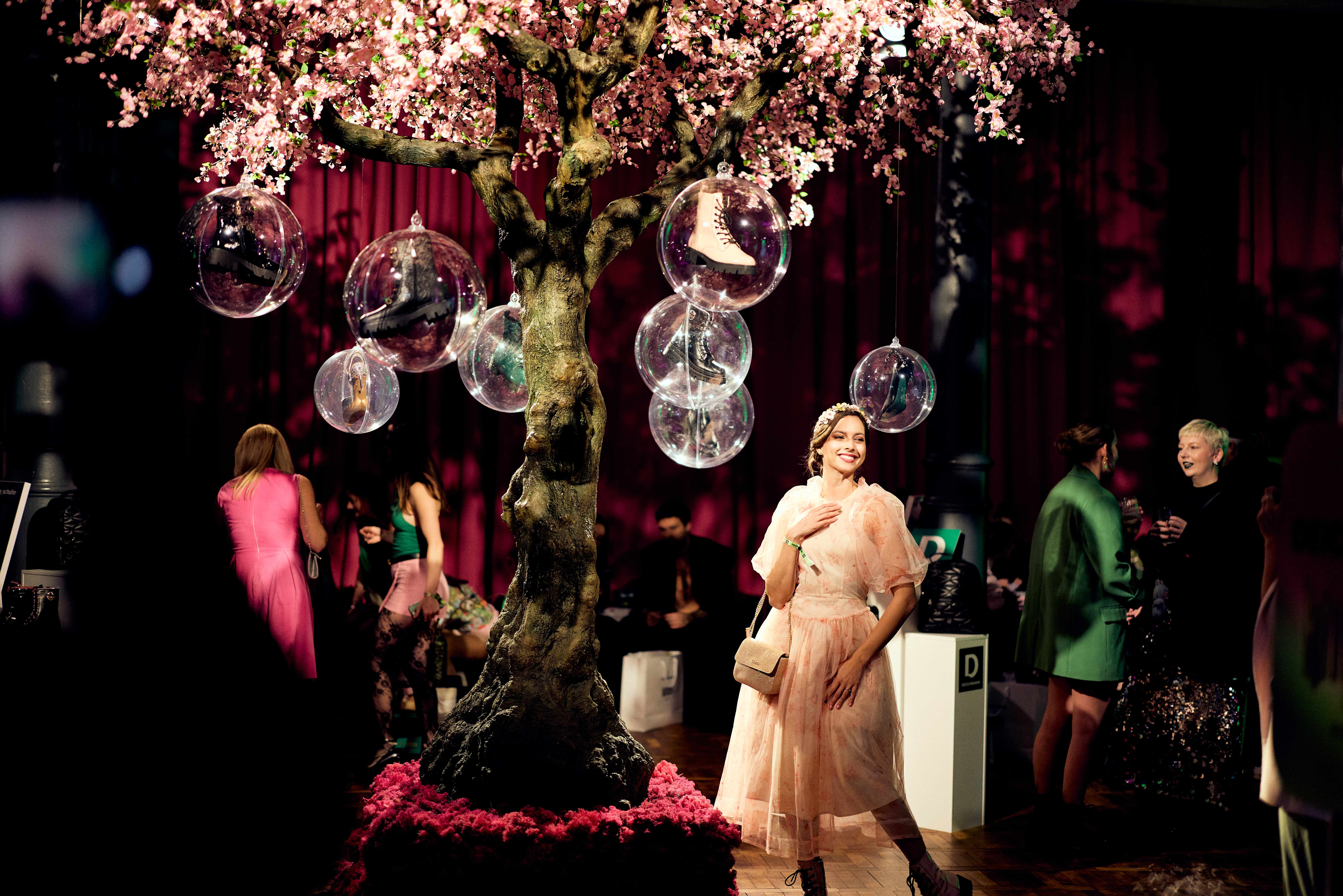 Kirschbaum mit Glaskugel-Ornamenten auf Deichmann x Wicked-Event