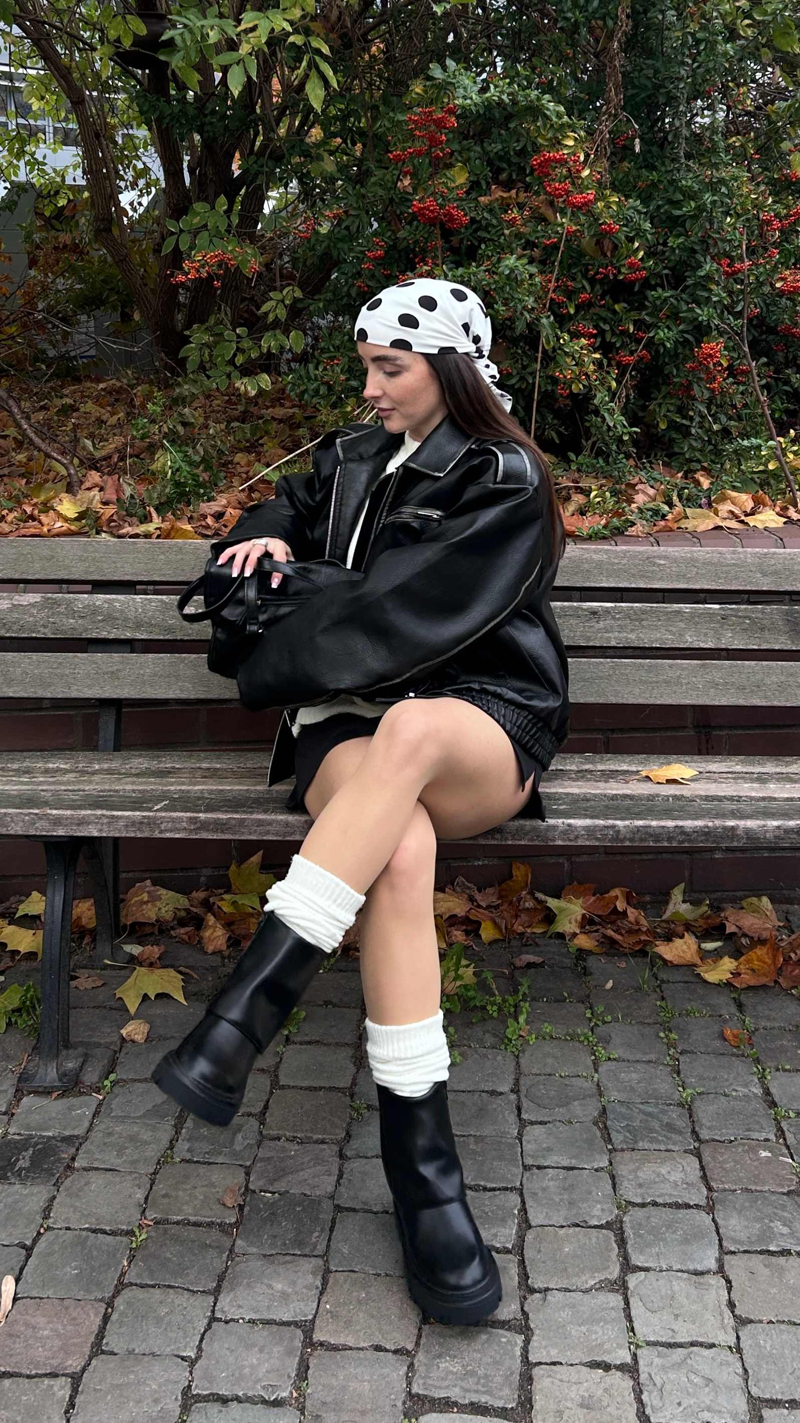 Frau mit Chunky Umschlag-Boots, sitzt auf Holzbank