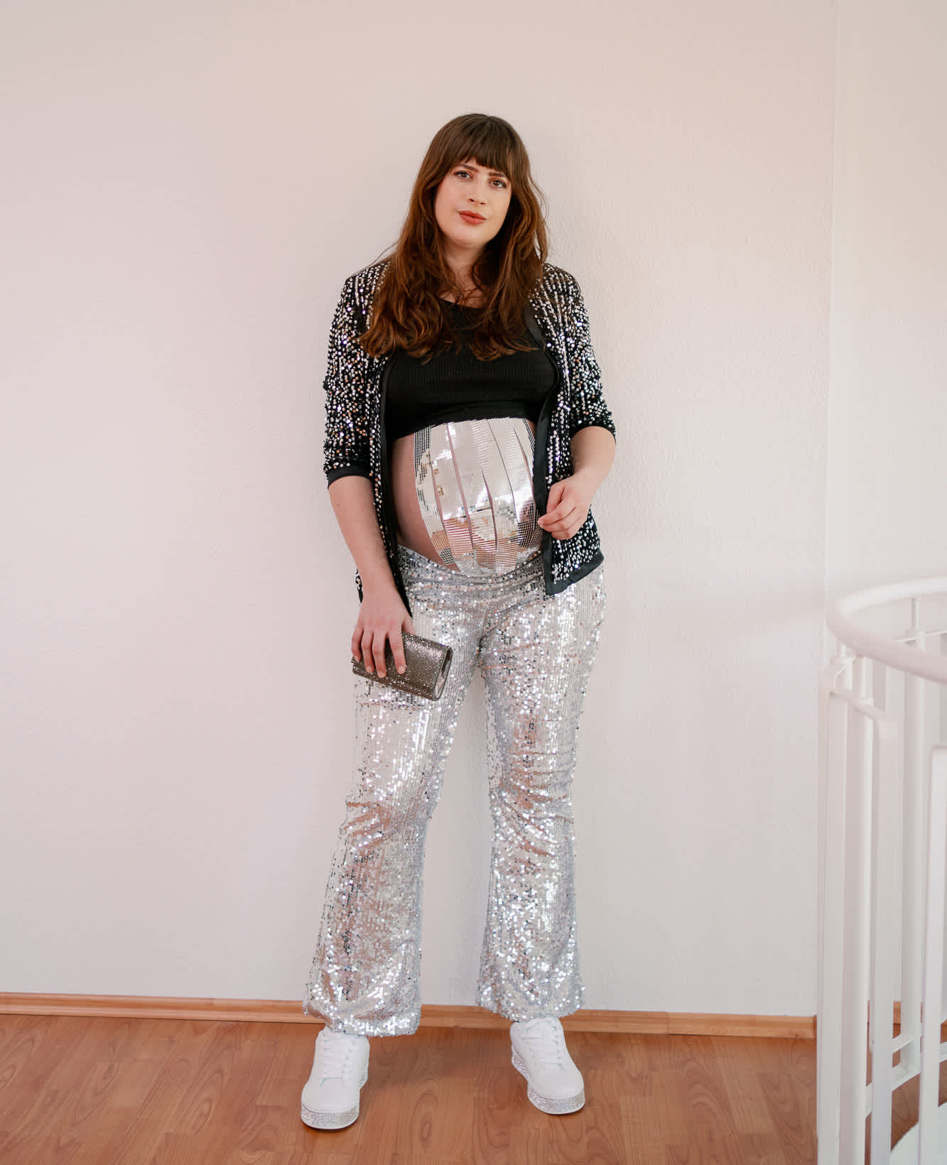 Frau mit Discokugel-Kostüm für den Babybauch