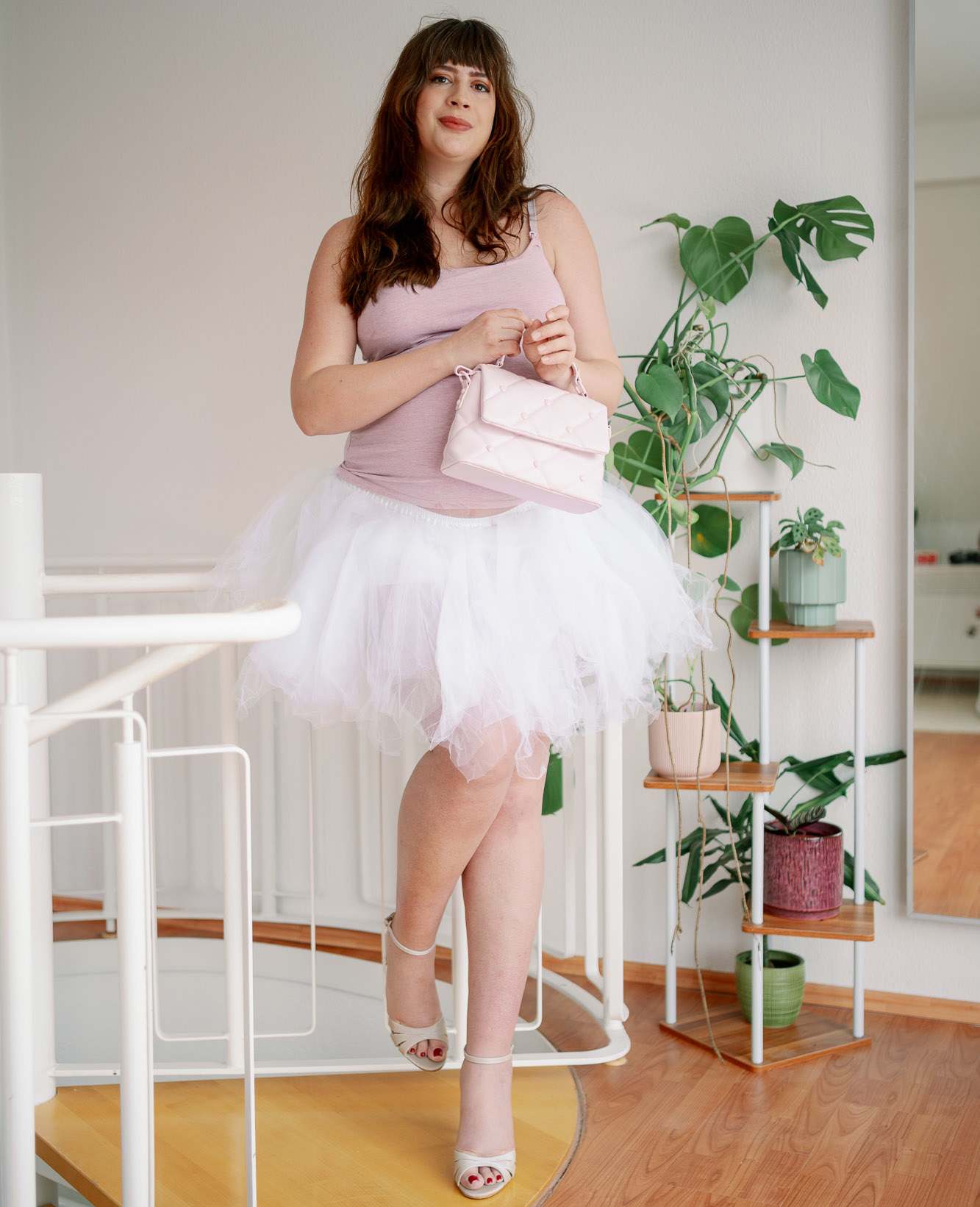 Frau in Carrie Bradshaw-Kostüm mit Tutu zu Karneval