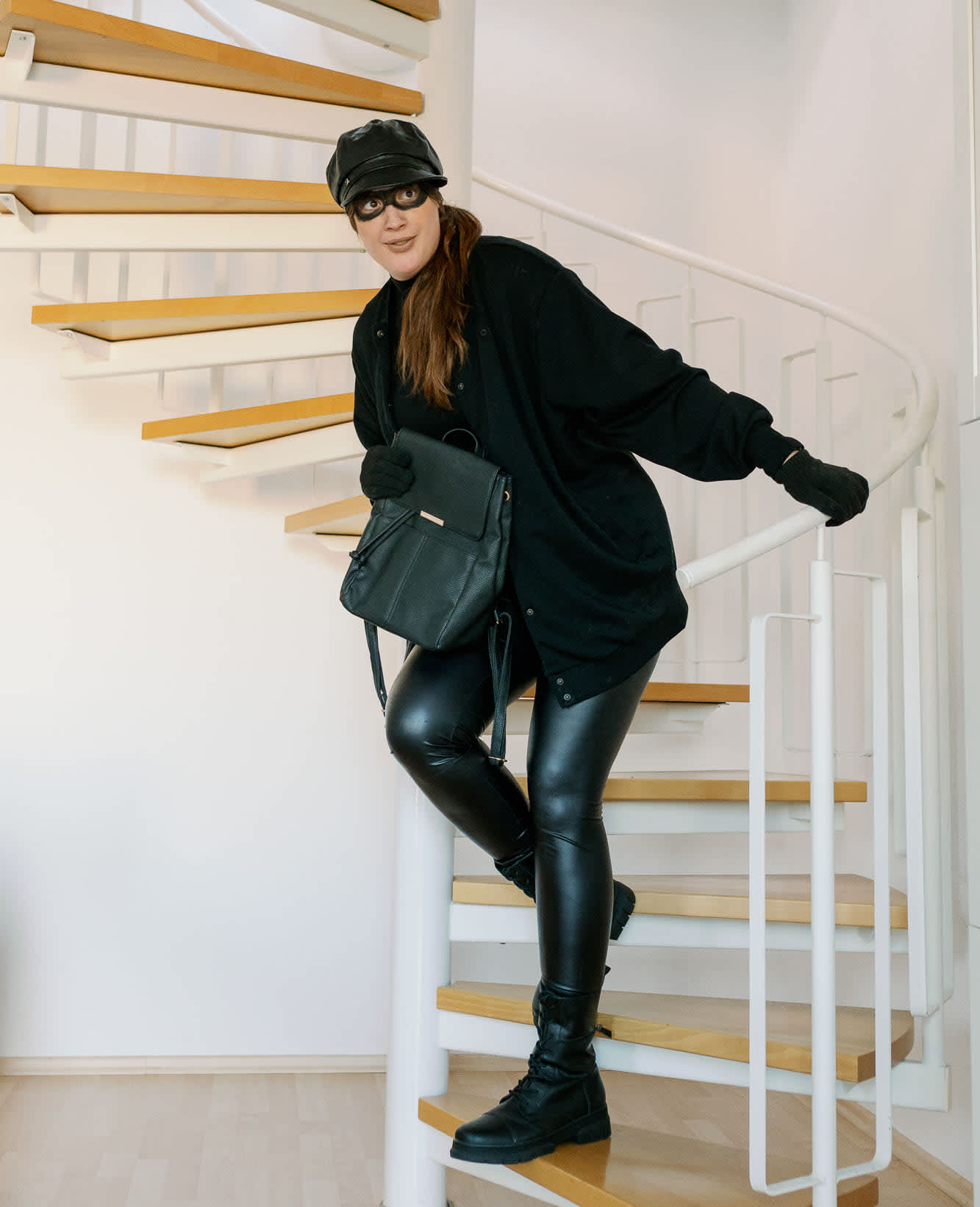 Frau ist gekleidet in Einbrecher Kostüm für Karneval