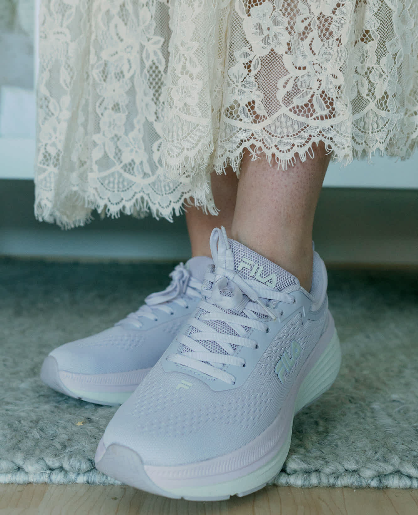 Frau in weißen Sneakern in Spitzen-Kostüm