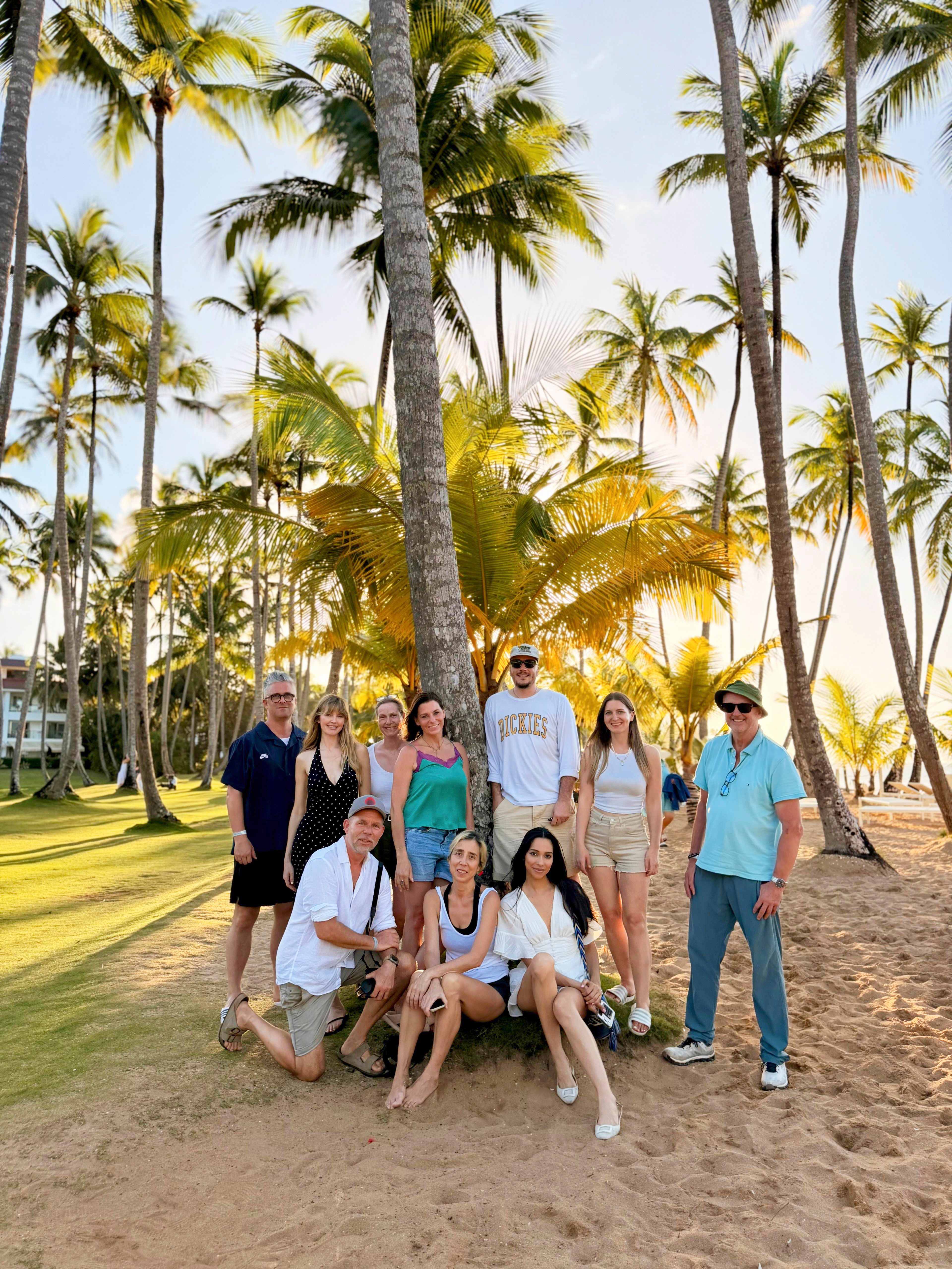 Deichmann-Team bei Gruppenaufnahme für "Season of Joy"-Shooting