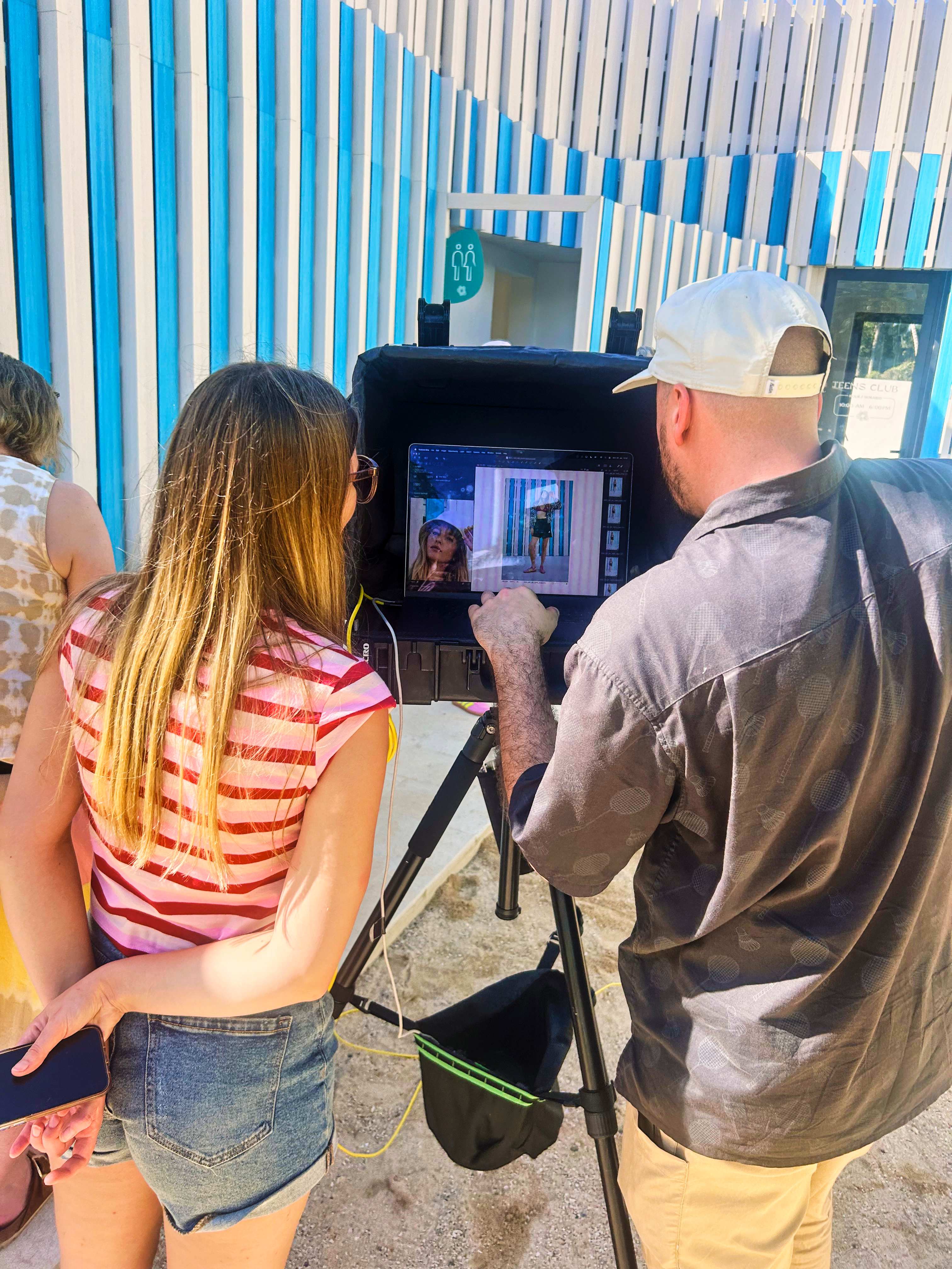 Zwei Personen betrachten Foto-Aufnahmen vom Season of Joy-Shooting